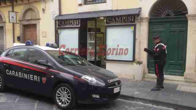 Noto, infrangono vetrina di una gioielleria, i Carabinieri fermano due donne