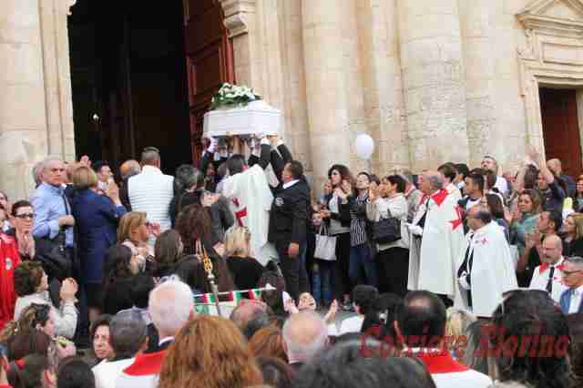 Una folla immensa ai funerali di Vanni: il suo sorriso regalerà gioia a tanti bambini