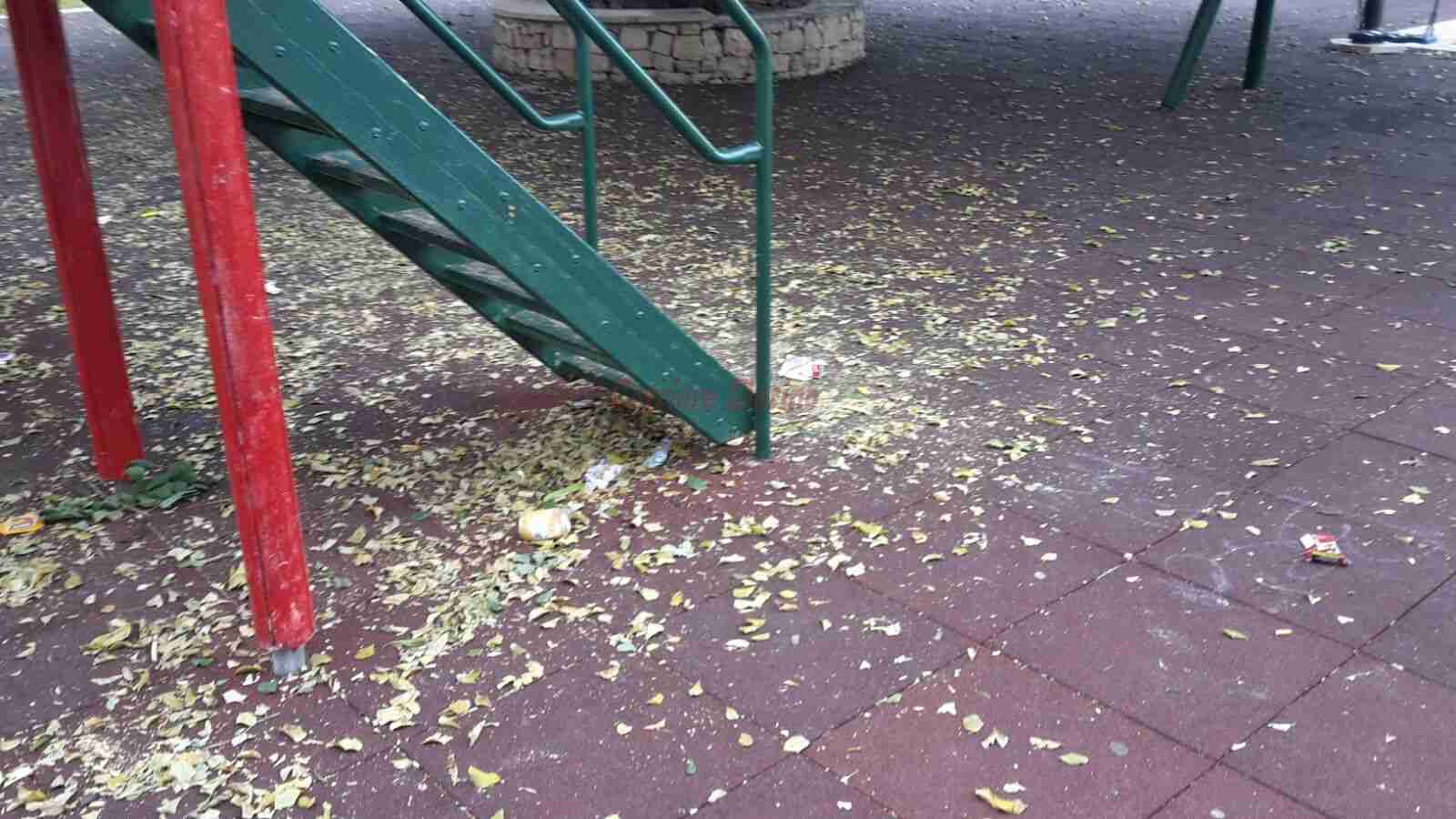 Piazza “Saro Adamo”, parco giochi o discarica?