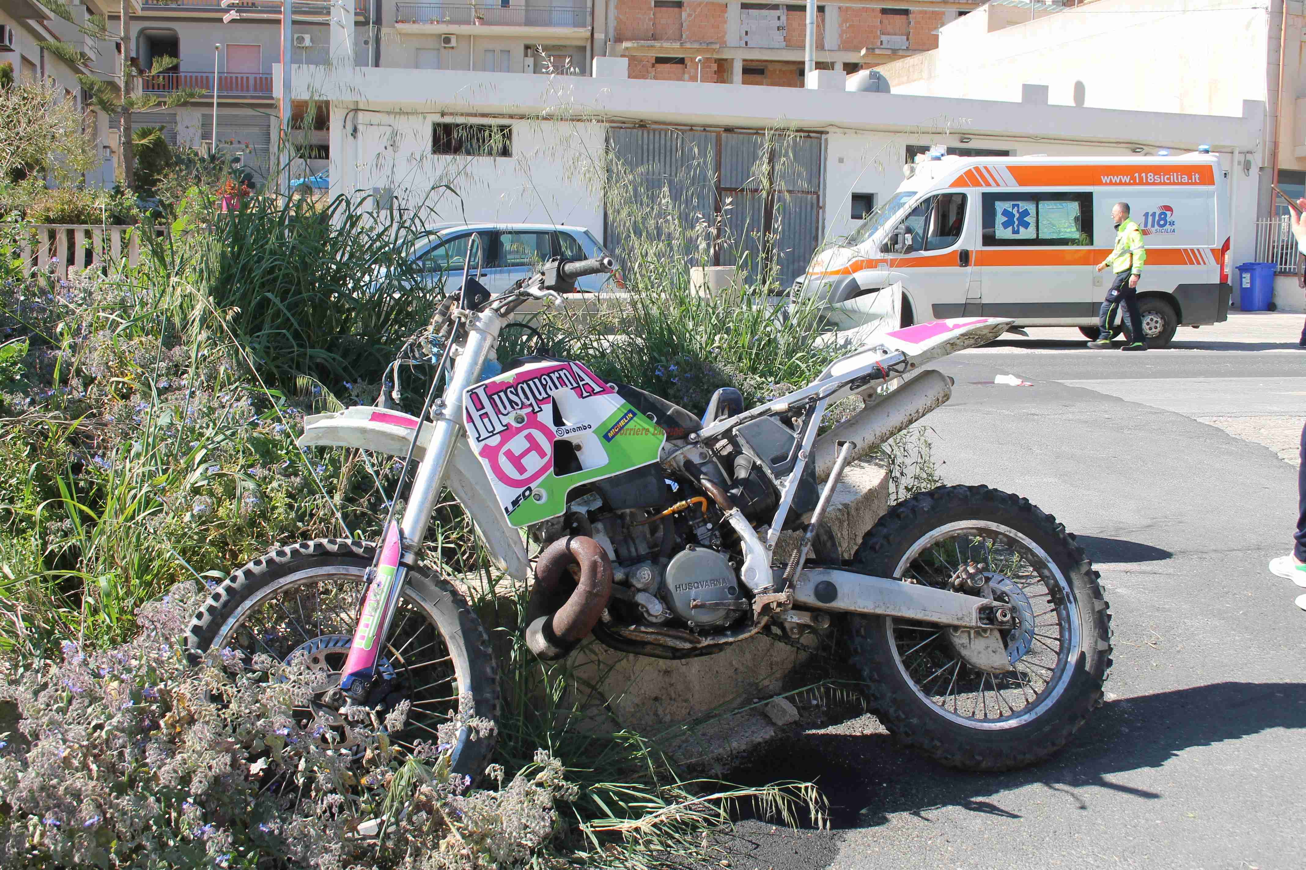 Non rallenta all’incrocio e sbatte violentemente contro un’auto, trasportato in ospedale con l’elisoccorso