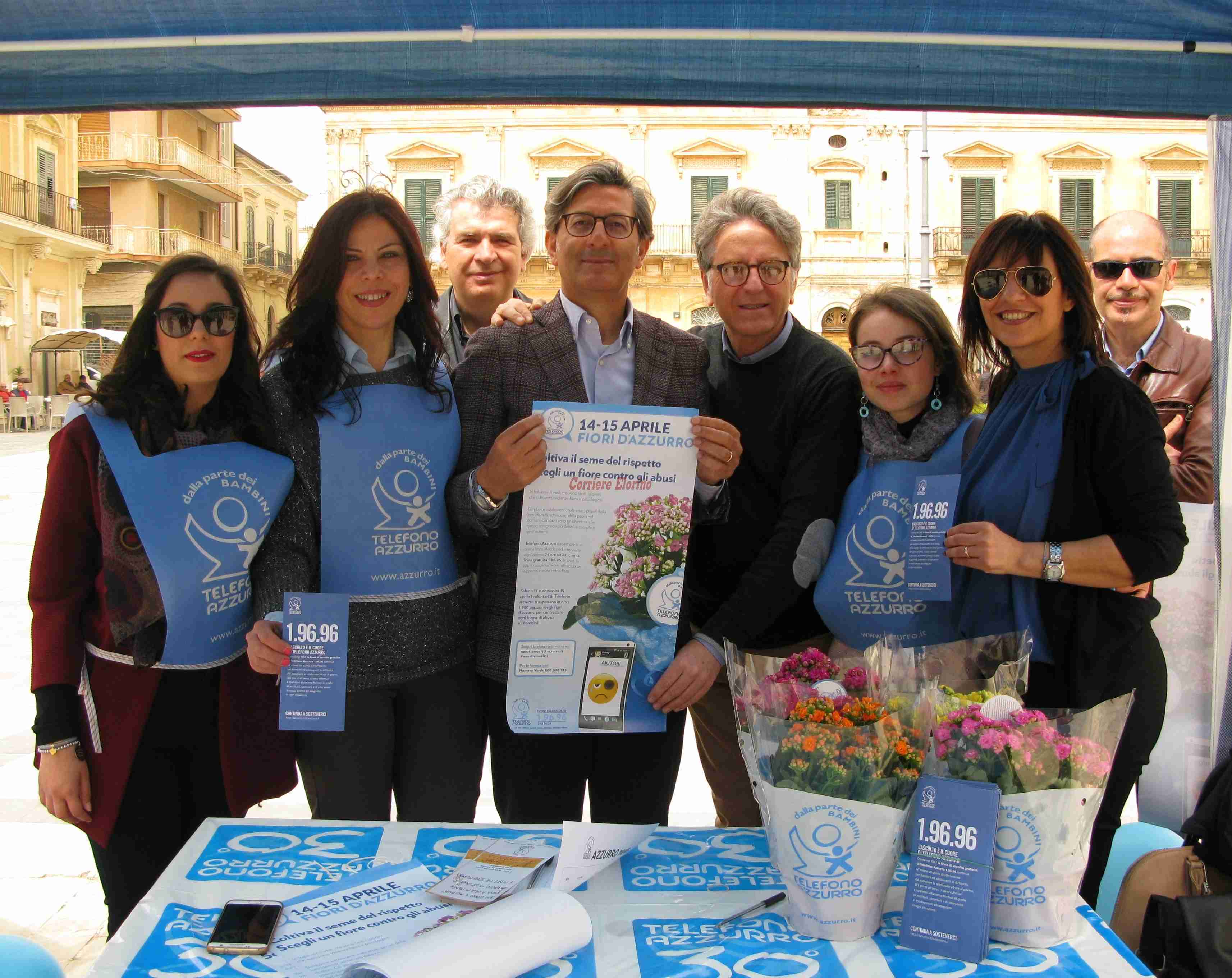 L’Associazione Arcobaleno oggi in piazza insieme a Telefono Azzurro. Un fiore contro gli abusi