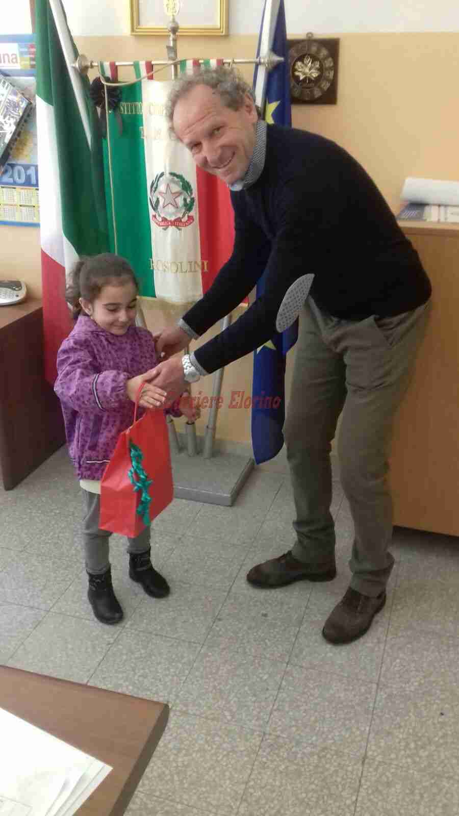 Pennarelli donati alla scuola con il ricavato del sorteggio di Pasqua di “Fruttolandia”