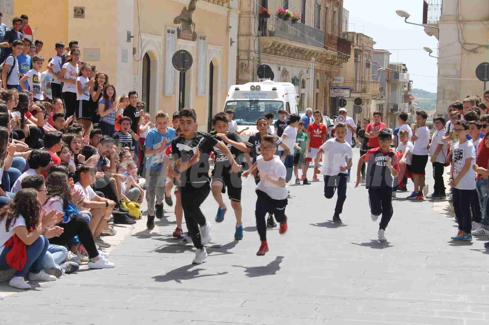 Studenti sportivi e solidali in Piazza Garibaldi per una straordinaria gara di solidarietà