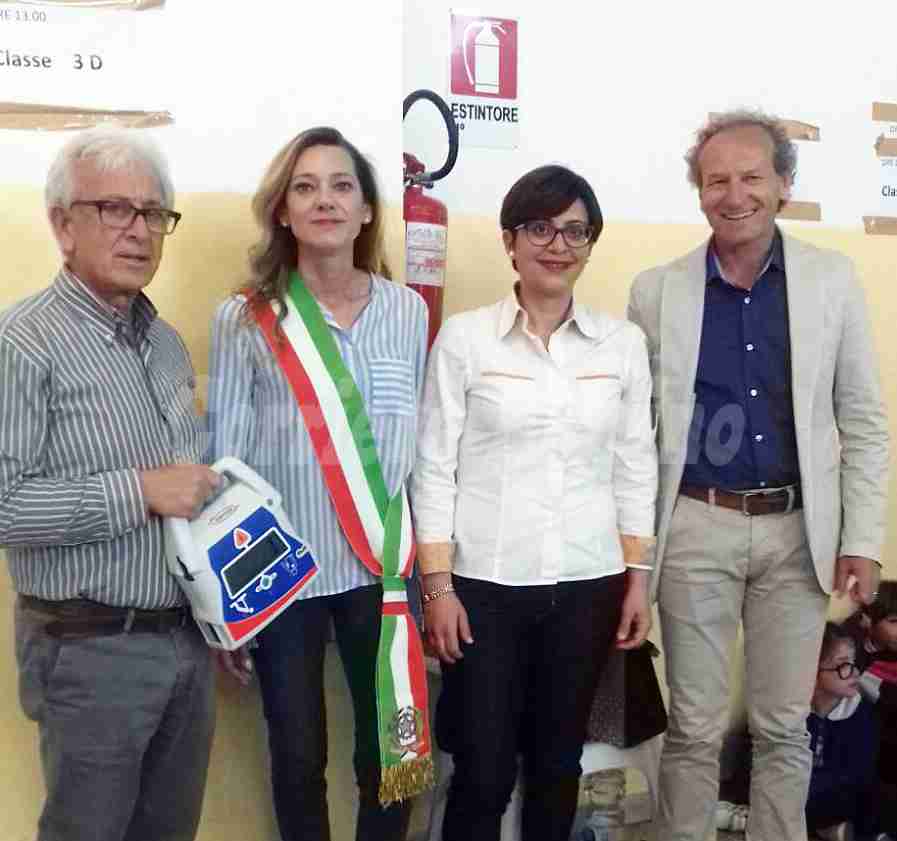 La ditta che gestisce la mensa scolastica dona un defibrillatore al “Santa Alessandra”