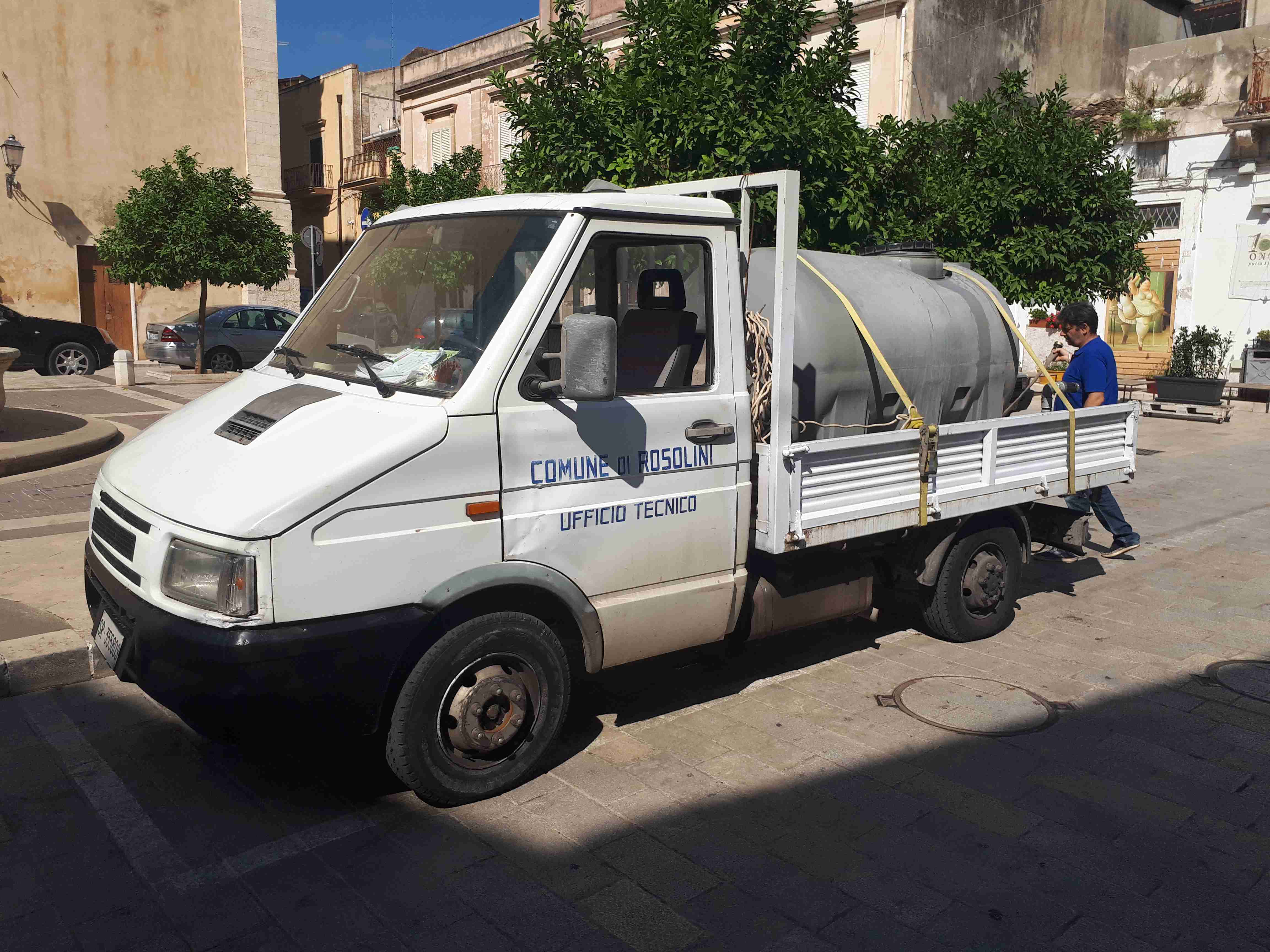 La segnalazione – “Non ci sono i soldi per il gasolio”, autobotti comunali ferme ai “box”