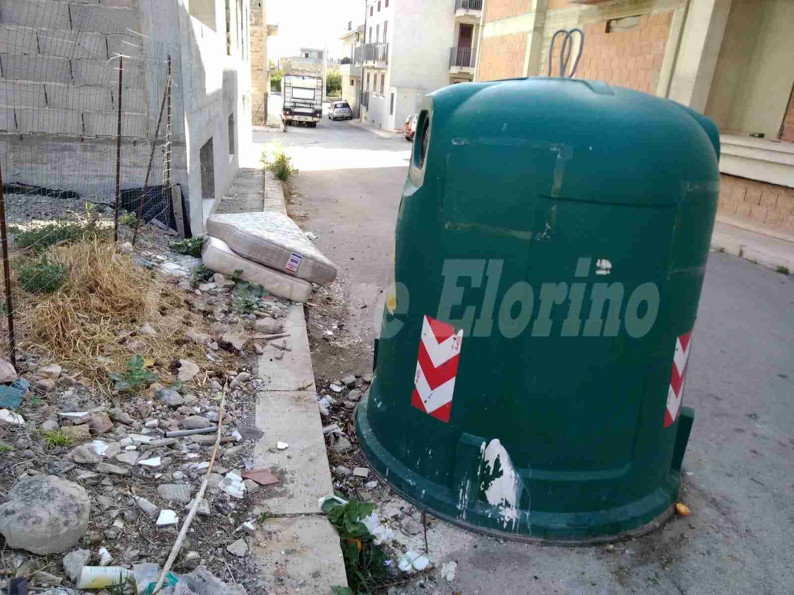 Campana di vetro assediata dai rifiuti. I residenti chiedono la rimozione al Comune