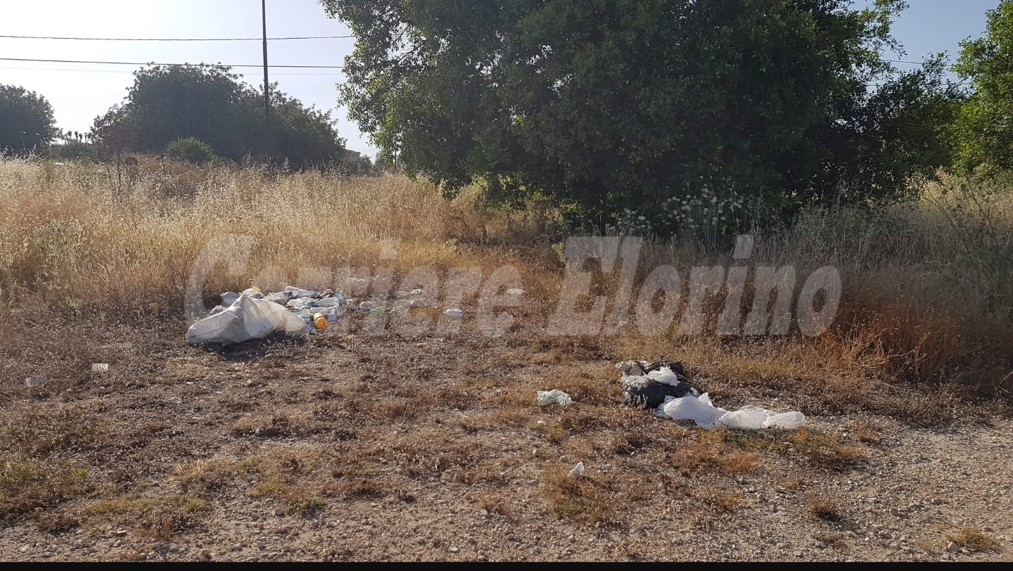 Discarica a cielo aperto nei pressi del Palasport: quando il degrado regna sovrano