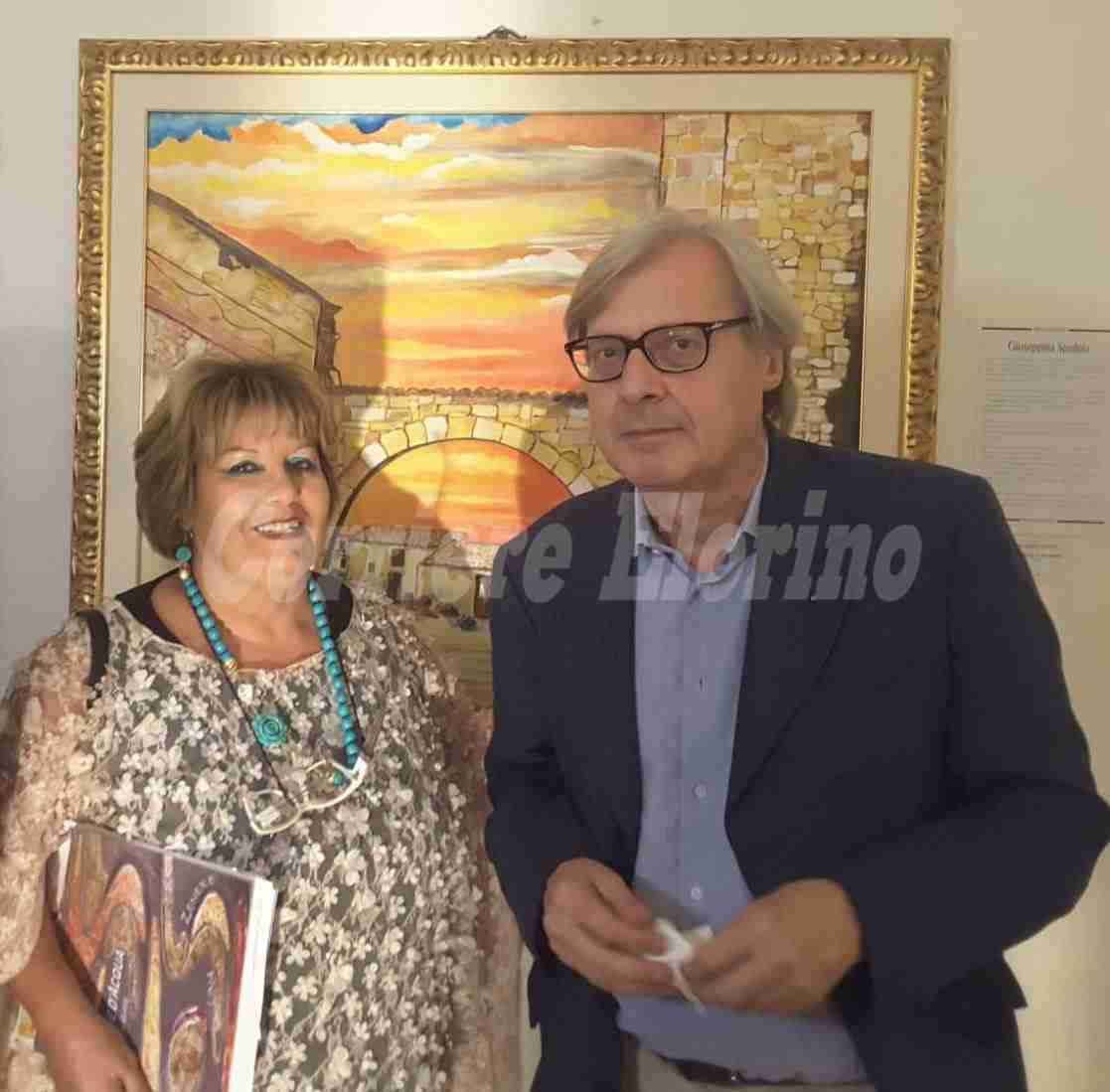 L’artista Giusi Spadola con Vittorio Sgarbi alla Collettiva d’Arte di Spoleto