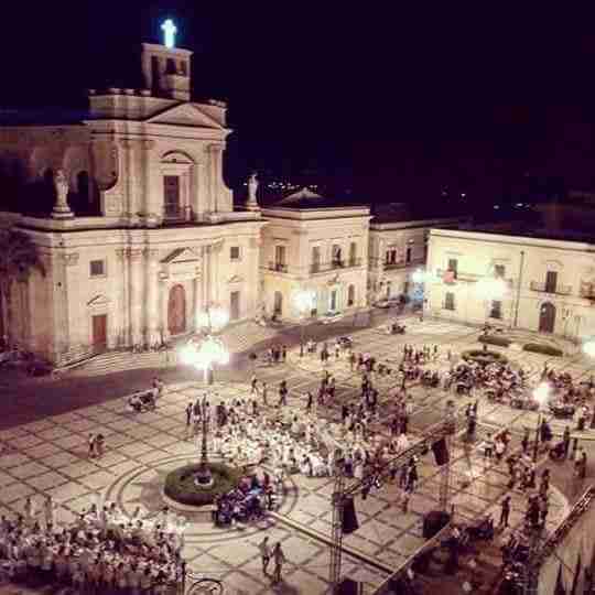 Eleganza e sobrietà in Piazza Garibaldi. Torna la “Cena In Bianco”