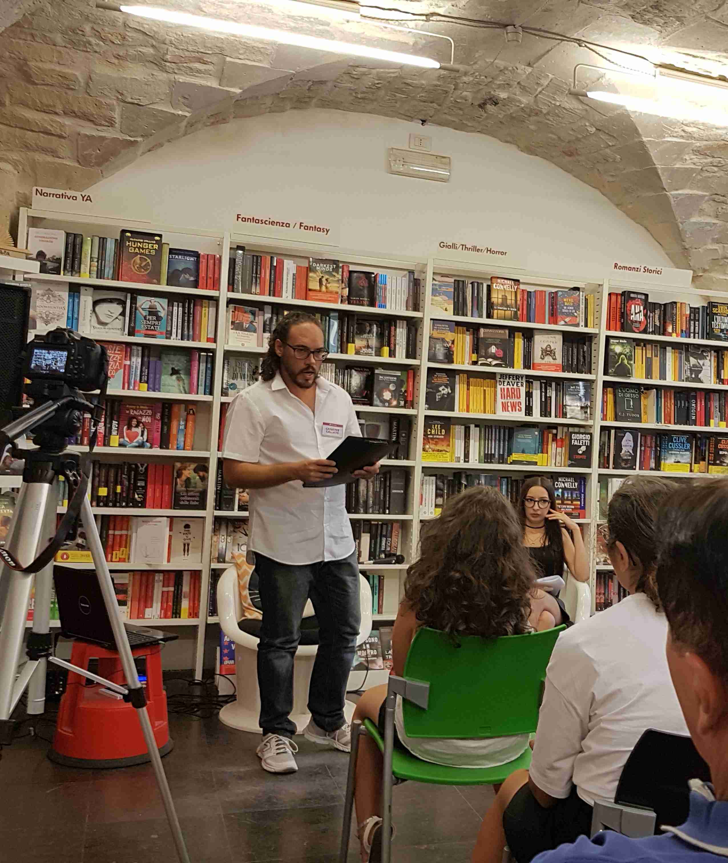 Giuseppe Gallato durante la presentazione del libro Incantesimi nelle vie della memoria