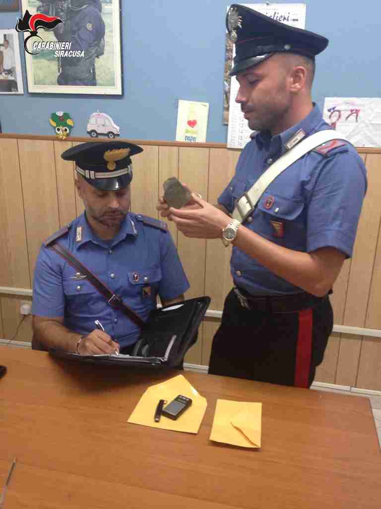 Deteneva droga in casa, arrestato dai Carabinieri