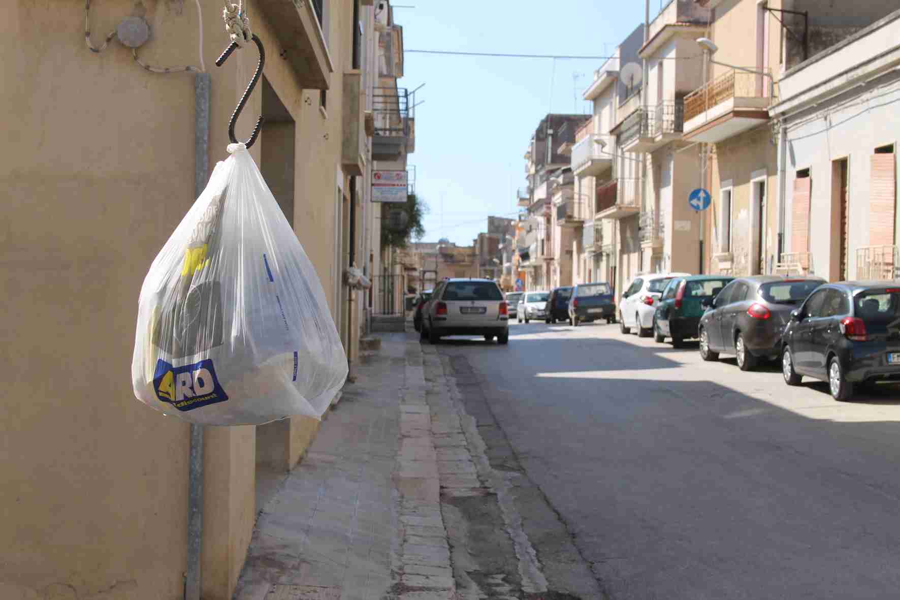 Oggi tanti sacchi neri o rifiuti difformi; il Sindaco: “Ritirati domani in via eccezionale”