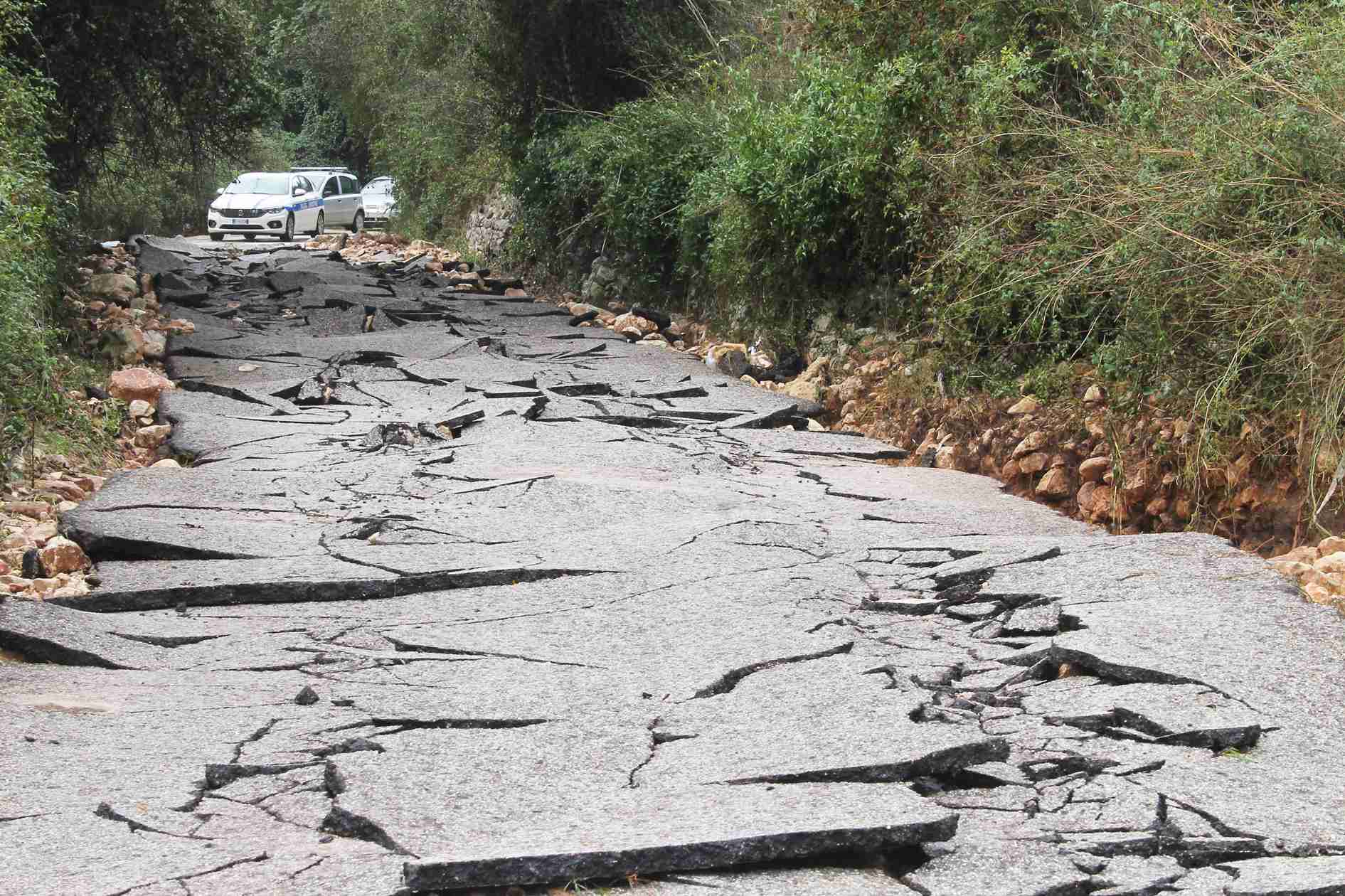 Il sindaco Incatasciato: “Già affidati i lavori per sistemare la strada dell’Eremo”