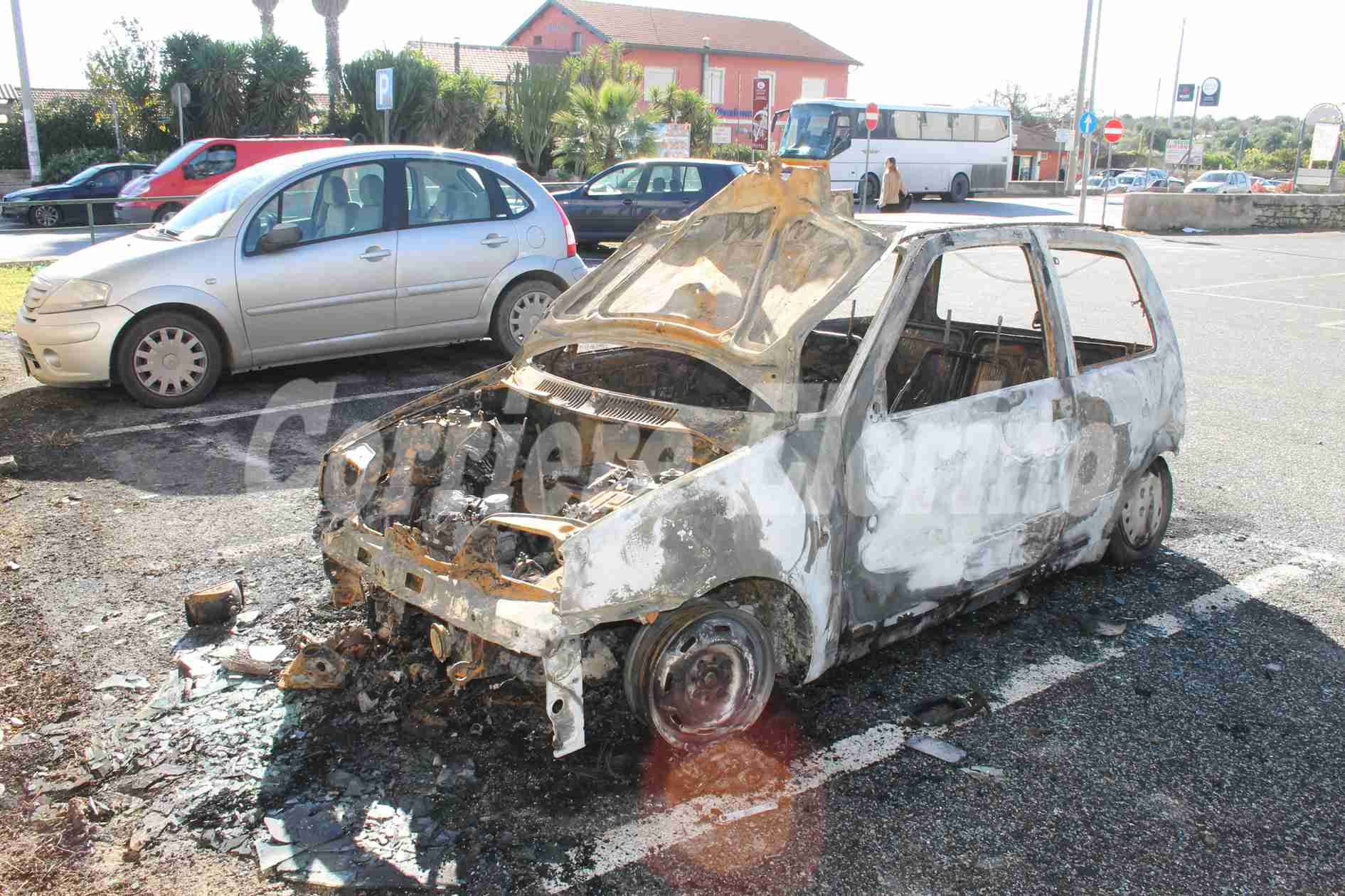 Auto distrutta dalle fiamme nella notte nel parcheggio “Raciti”