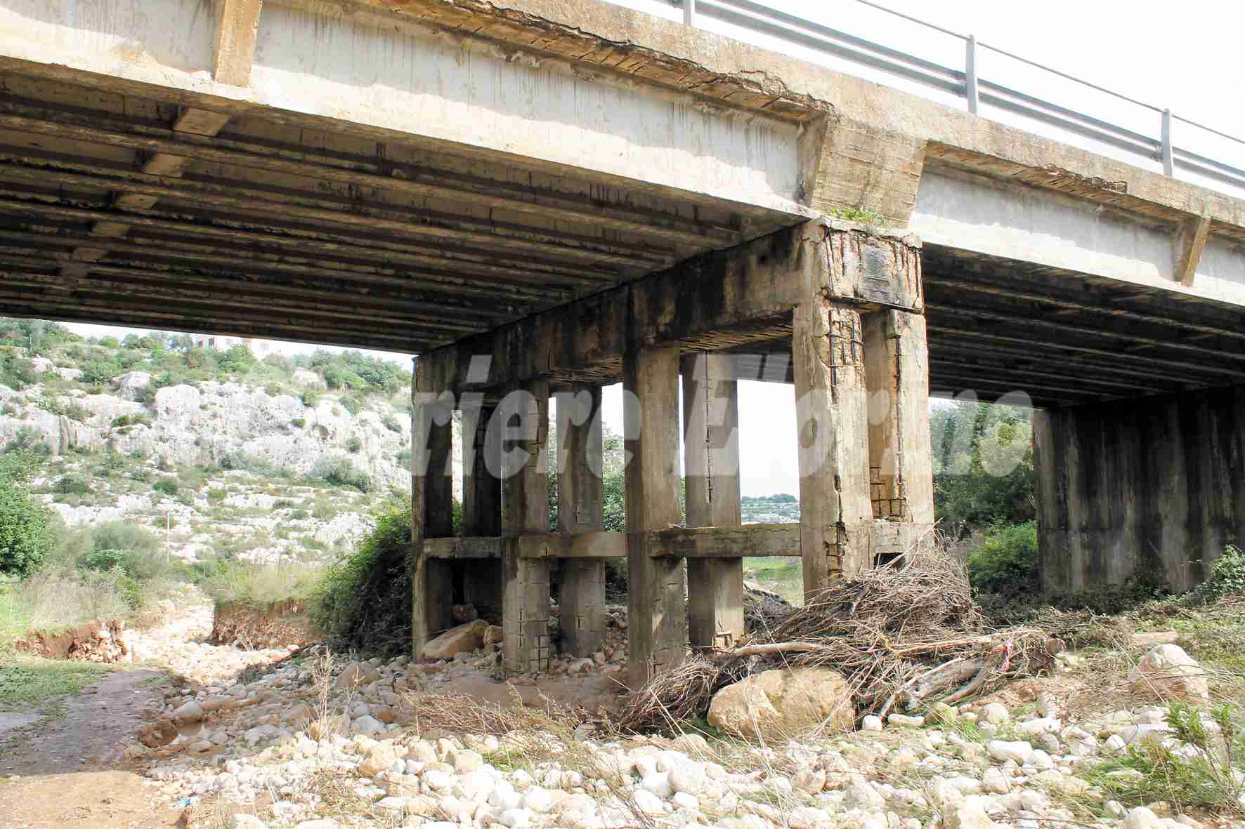 “Ponte pericolante”, chiusa la strada provinciale “Timparossa”. Monta la protesta