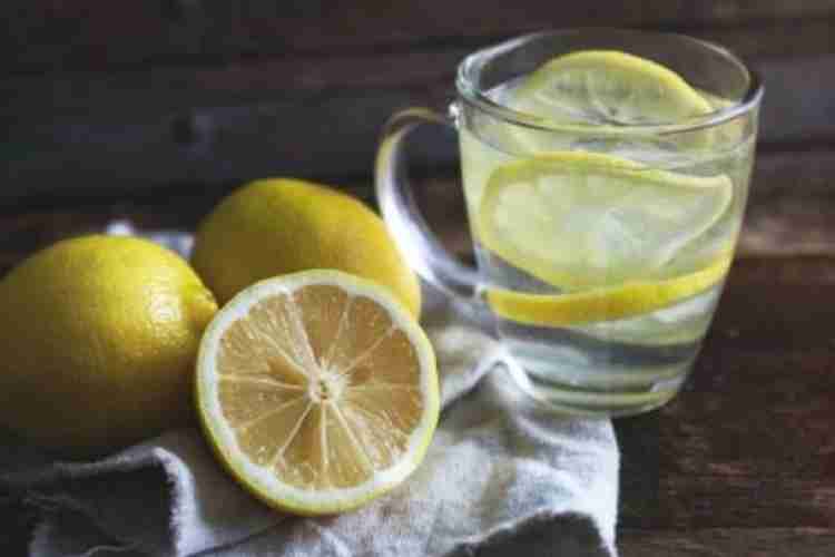 Acqua e limone la mattina fa dimagrire?