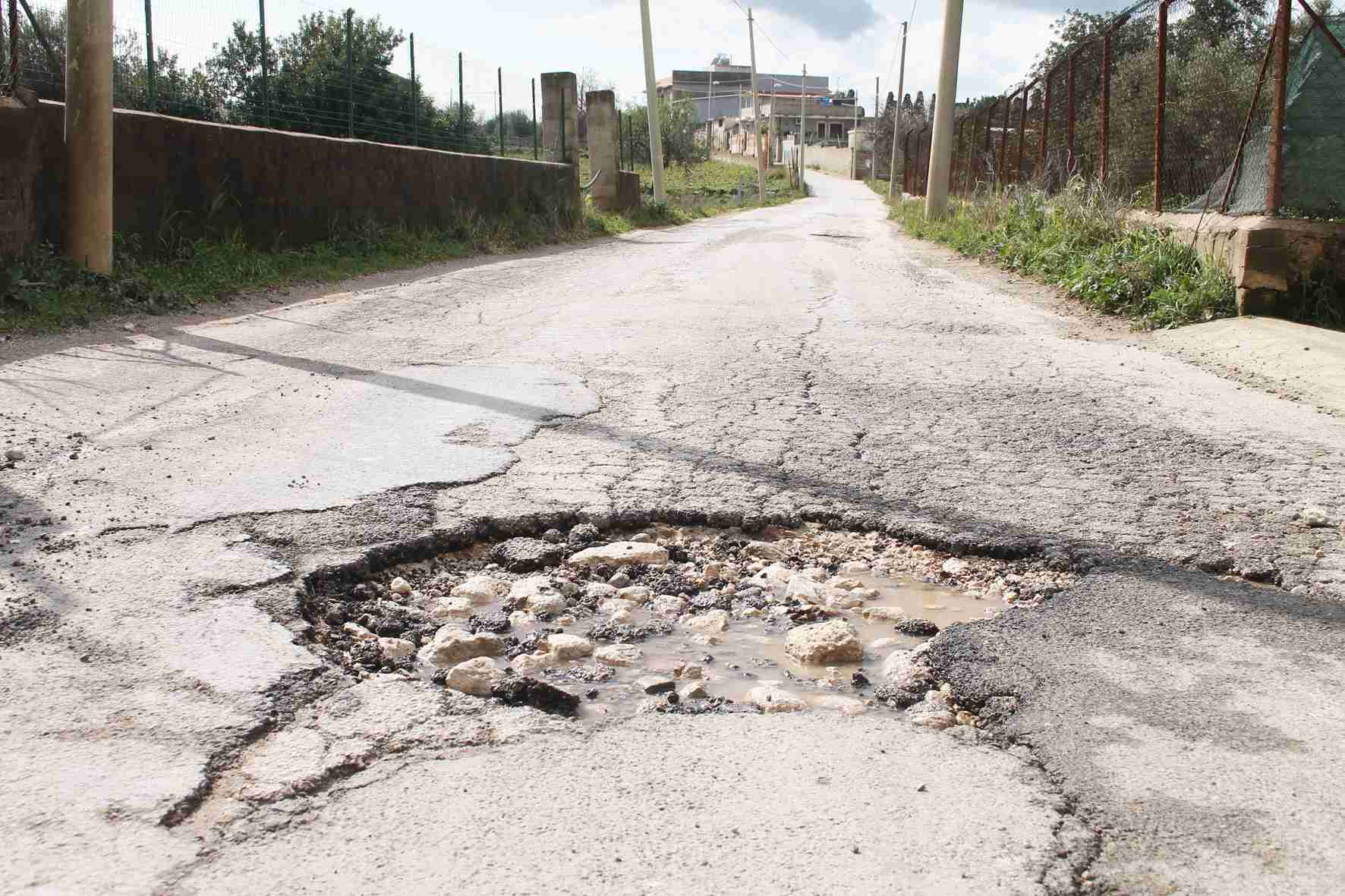 Buche pericolose vicino alla scuola, i residenti: “deve prima succedere l’irreparabile?”