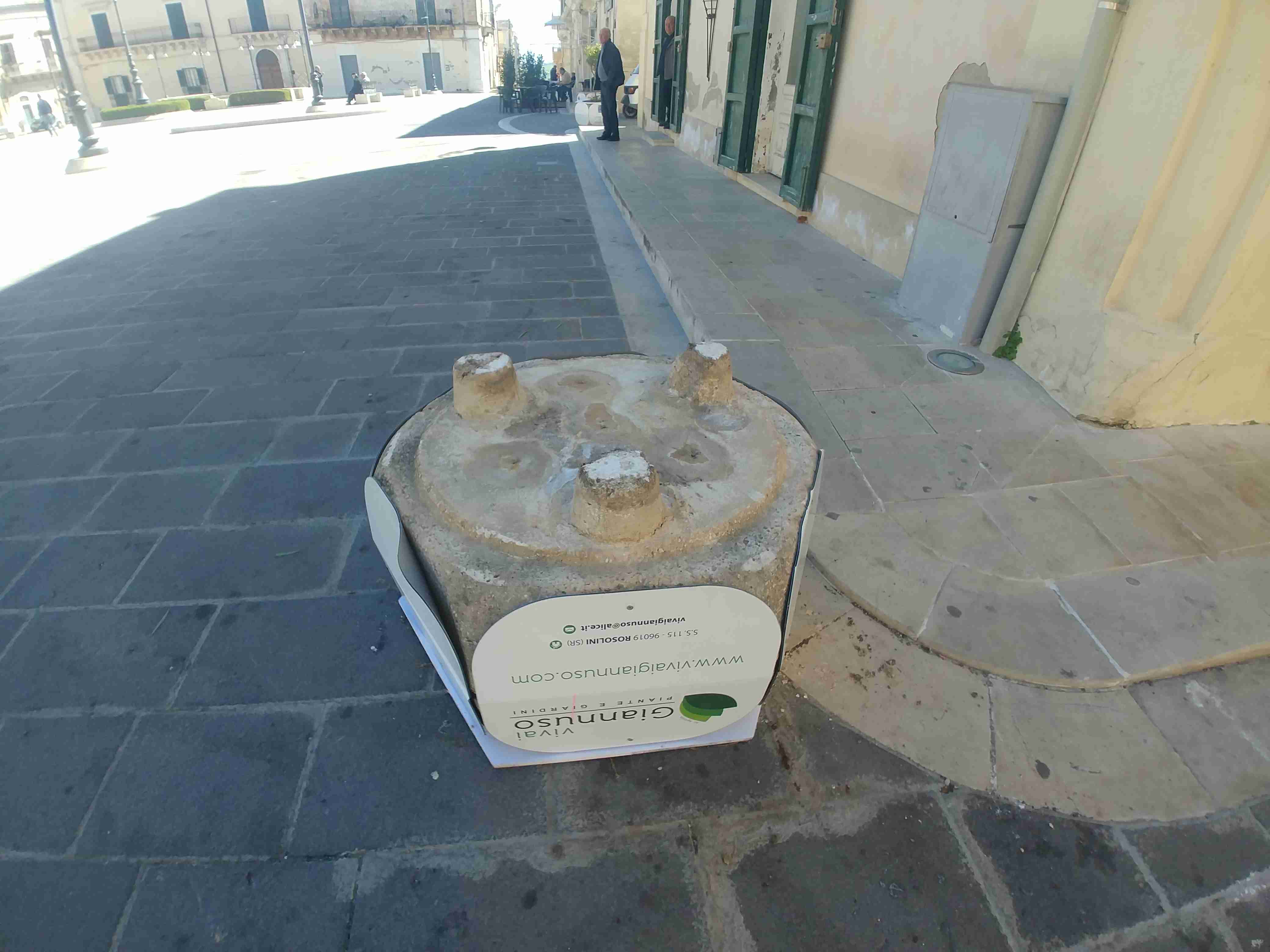 Vandalismo in Piazza Garibaldi: capovolto dissuasore “antiterrorismo”