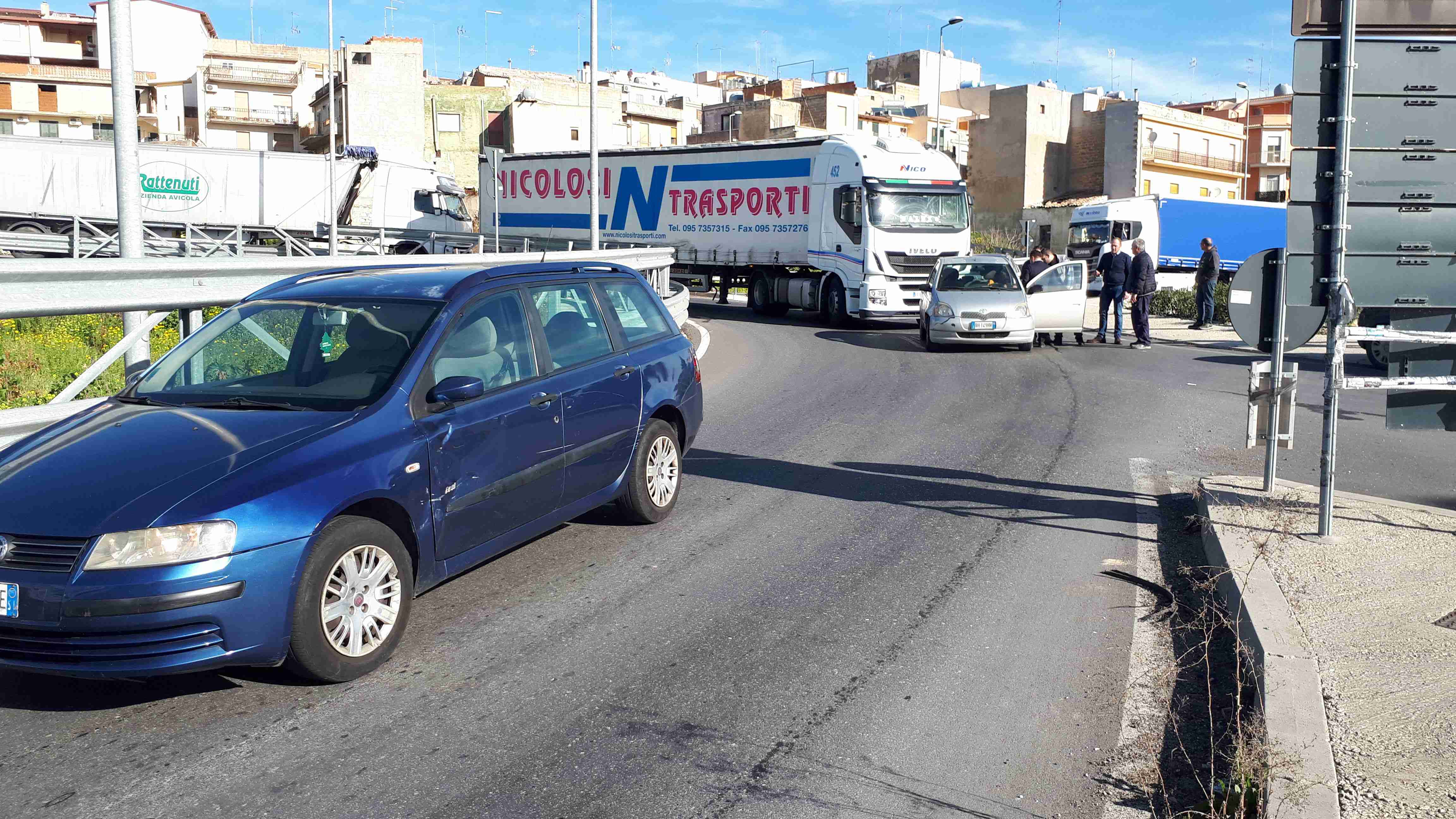 Tamponamento sulla rotatoria del cavalcaferrovia, traffico in “tilt” e lunghe code