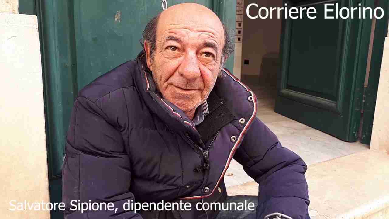 Si incatena per la terza volta davanti al Comune: “Voglio il mio stipendio”