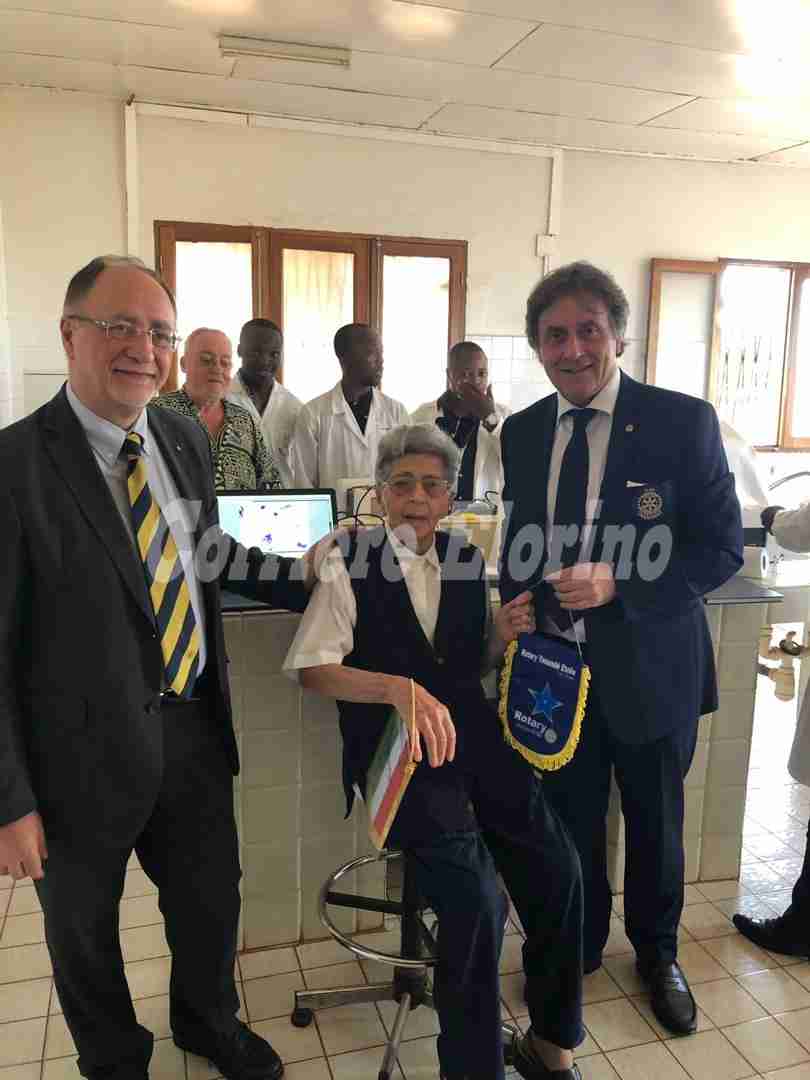 Camerun – Rotary Yaoundé: Pantano dona un microscopio per la cura dei tumori