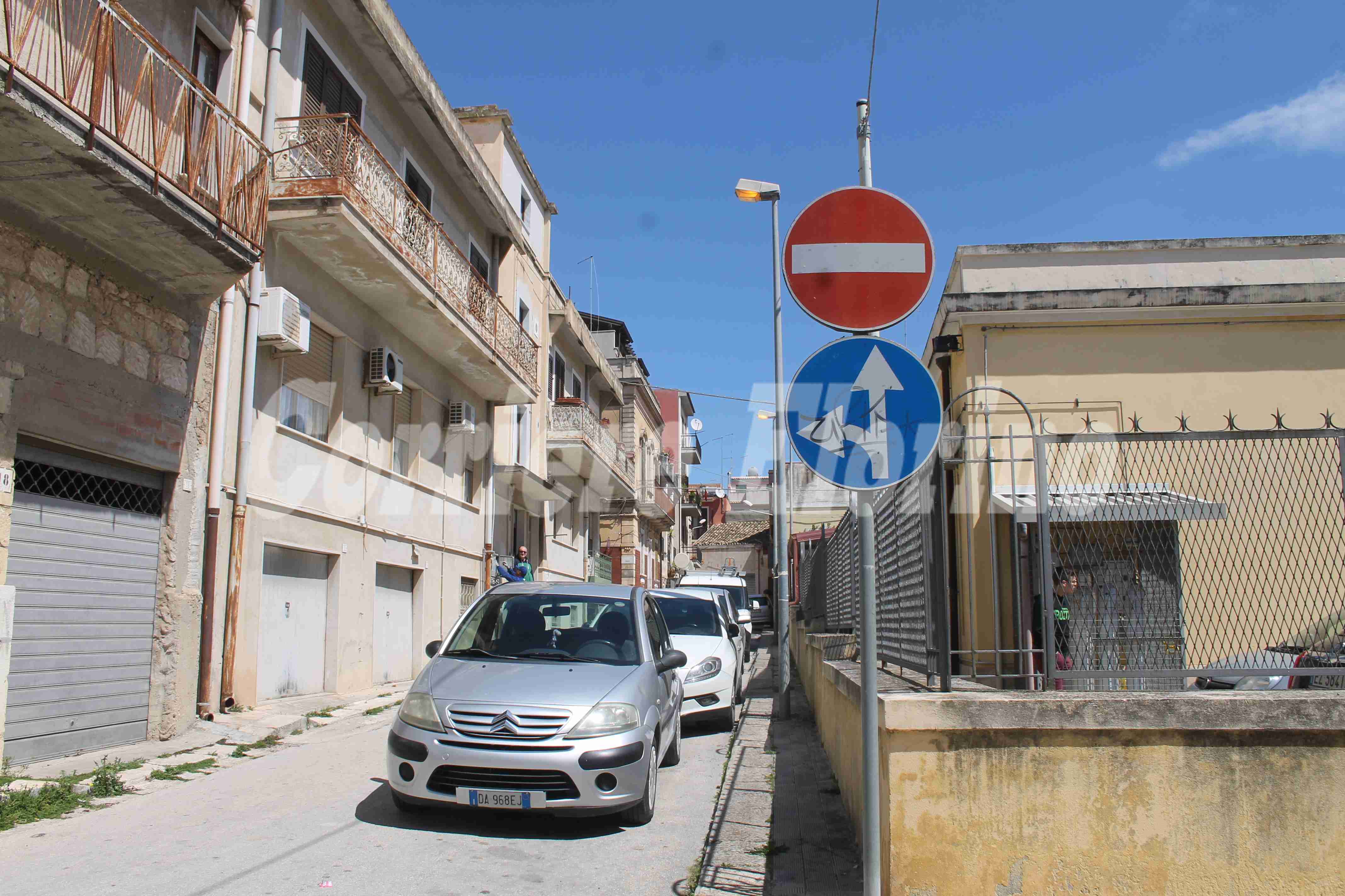 Segnaletica stradale con crisi d’identità in Via Verdi