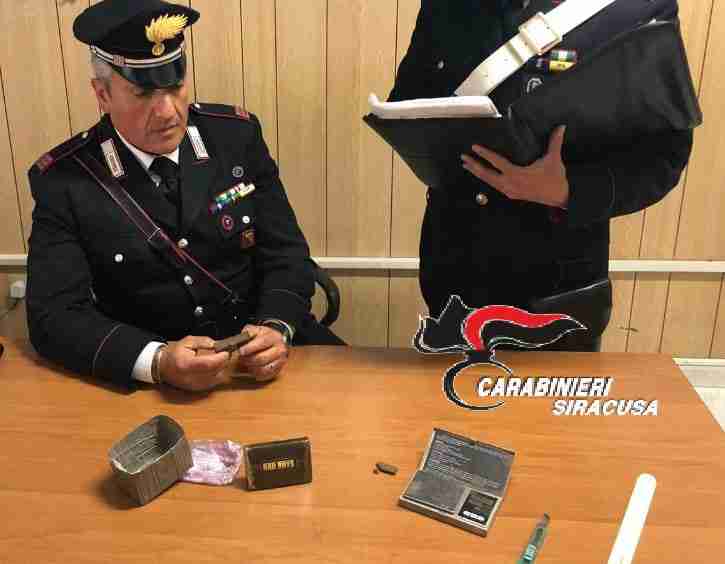Un panetto di hashish sul posto di lavoro, arrestato dai Carabinieri