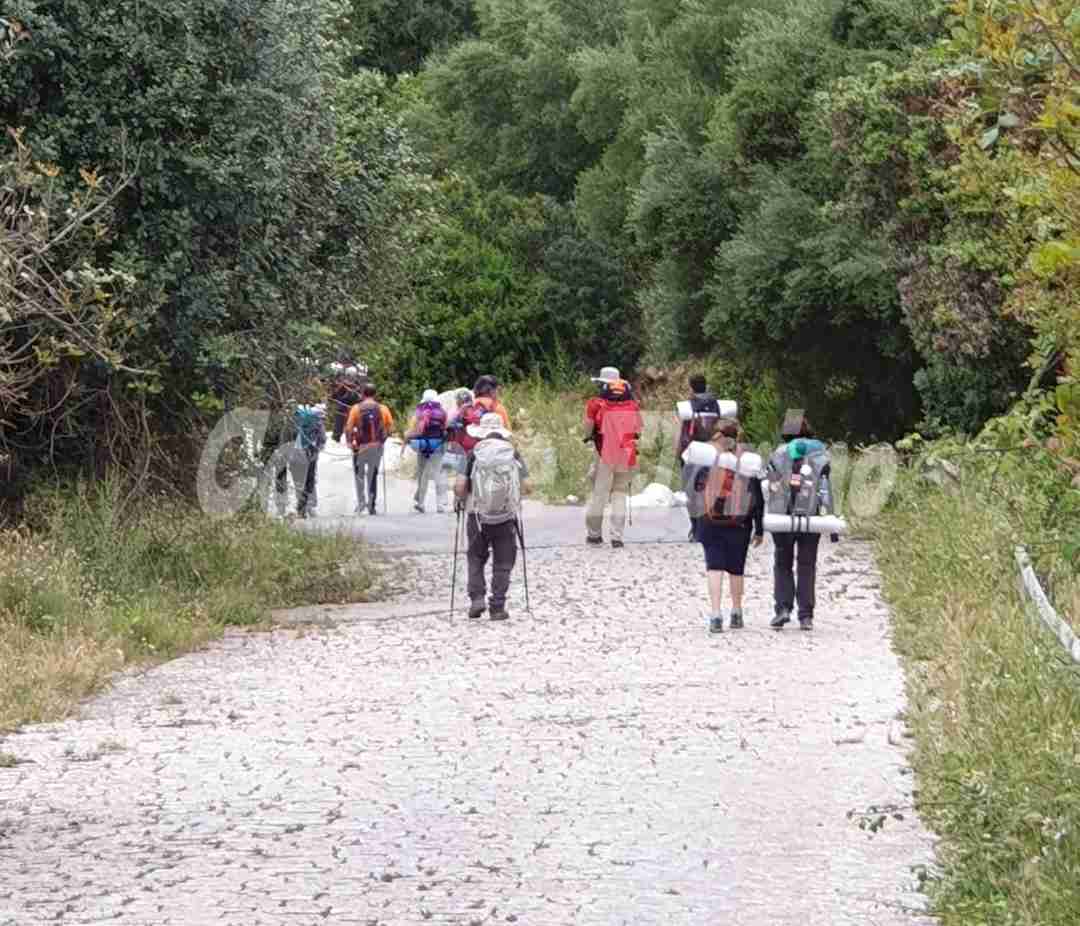 Turisti fanno trekking a Cava Santa tra spazzatura e amianto: “Un vero peccato”