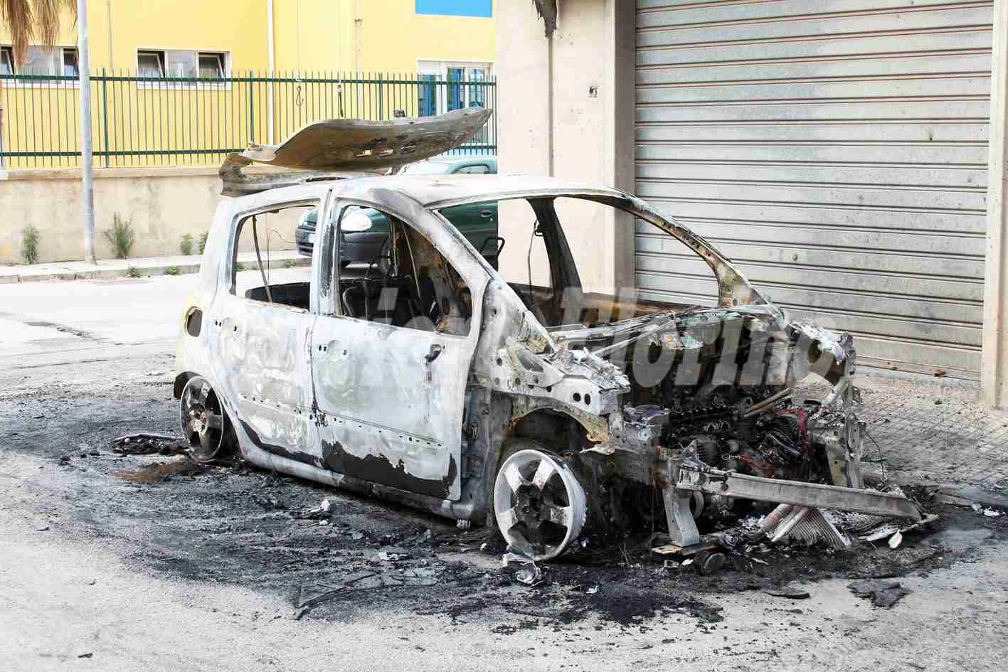 Le bruciano due auto in un anno, indagano i Carabinieri