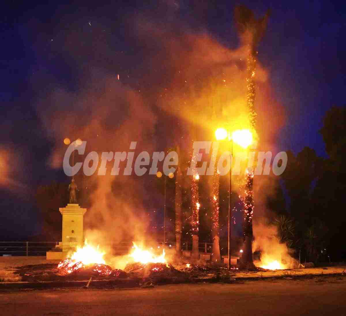 Piazzetta “Padre Pio” in fiamme, colpite anche le palme