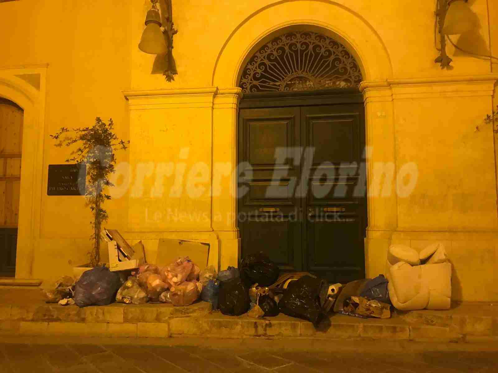 Esasperato dalla puzza dei rifiuti davanti casa, la trasporta davanti la sede del municipio. Denunciato