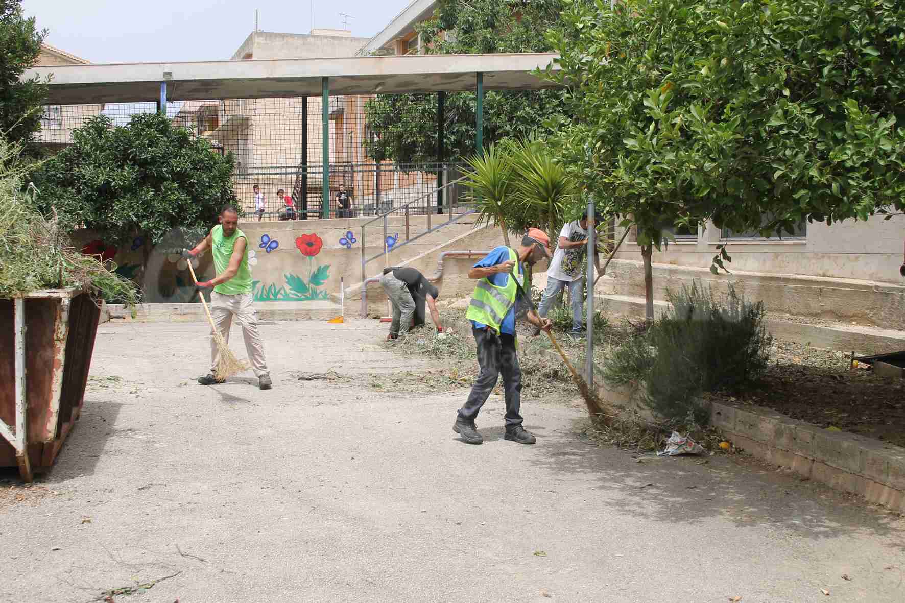 Al via la convenzione tra Comune e “Città Verde”, ripulita anche la scuola Santa Alessandra