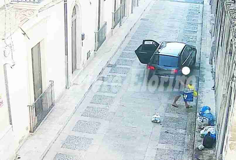 Deposita spazzatura alle prime ore del mattino in pieno centro storico: beccato e multato