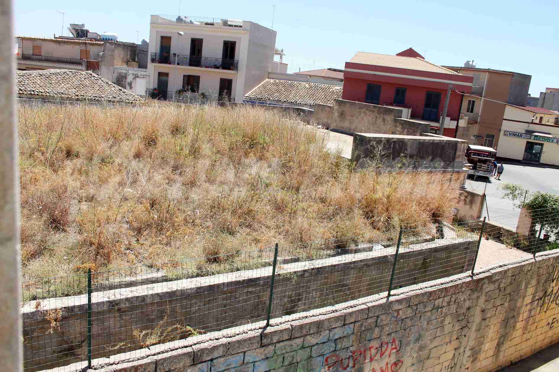 Serbatoio d’acqua potabile di via Santa Alessandra, tra incuria, erba alta e tetto a rischio incendio