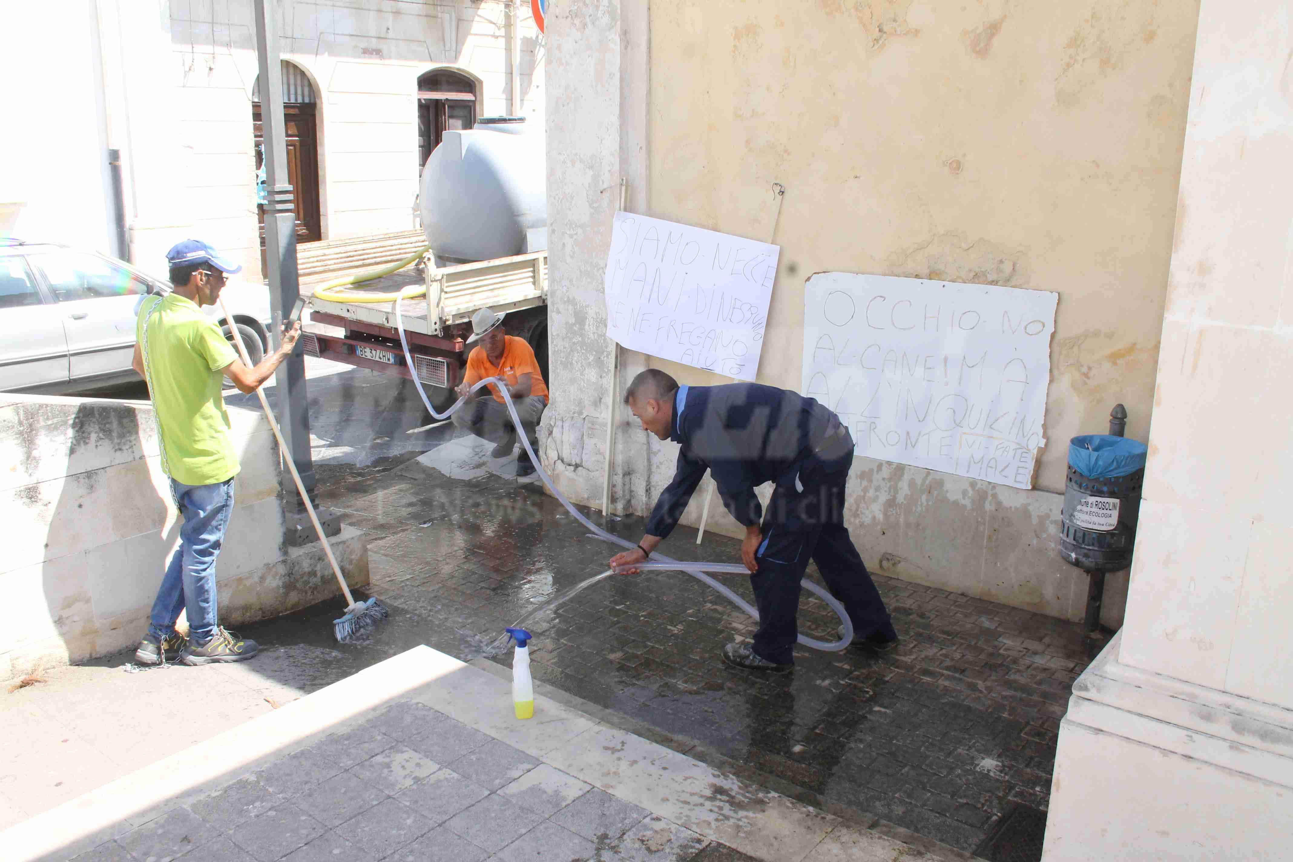 Piazza ai Caduti disinfettata, il sindaco: “Presto anche le telecamere”