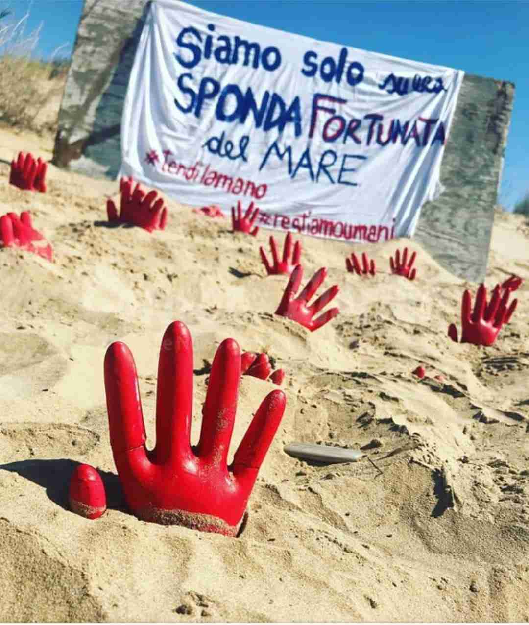 A ferragosto spuntano mani sepolte e uno striscione a Santa Maria del Focallo: “Siamo solo fortunati”