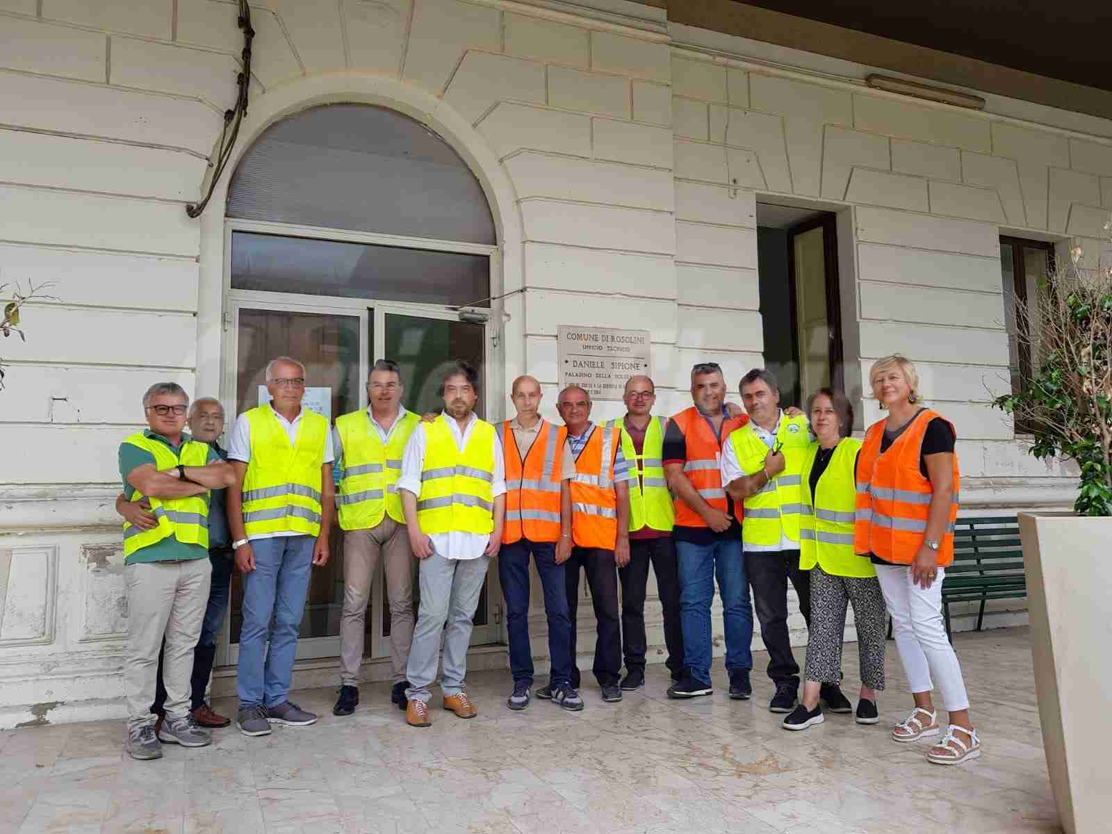 Stipendi in ritardo di 4 mesi, dipendenti in protesta indossano i gilet