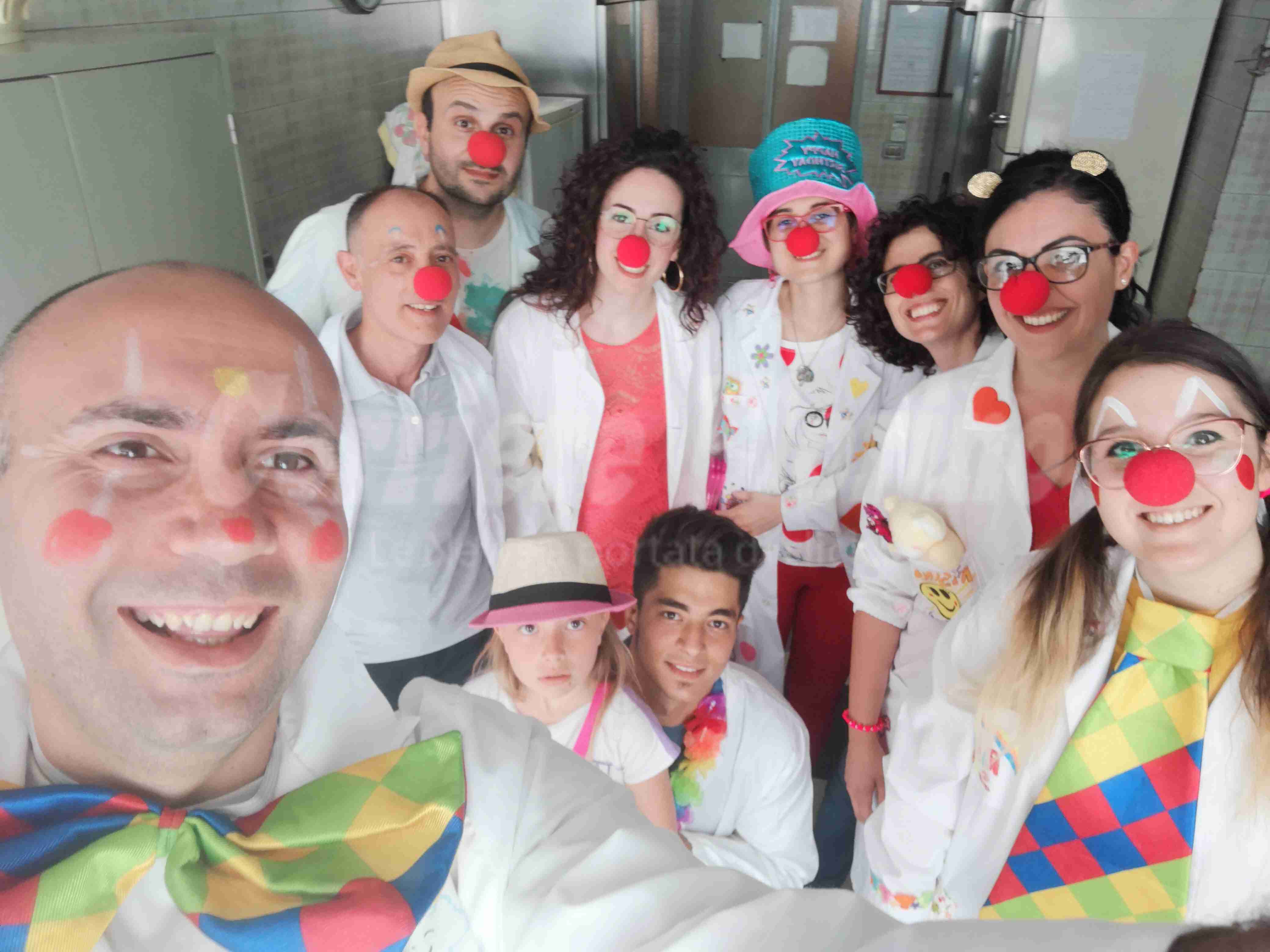 “Aiutiamoci e aiutiamo”, l’Ass. Rising Sun promuove un workshop di clownterapia