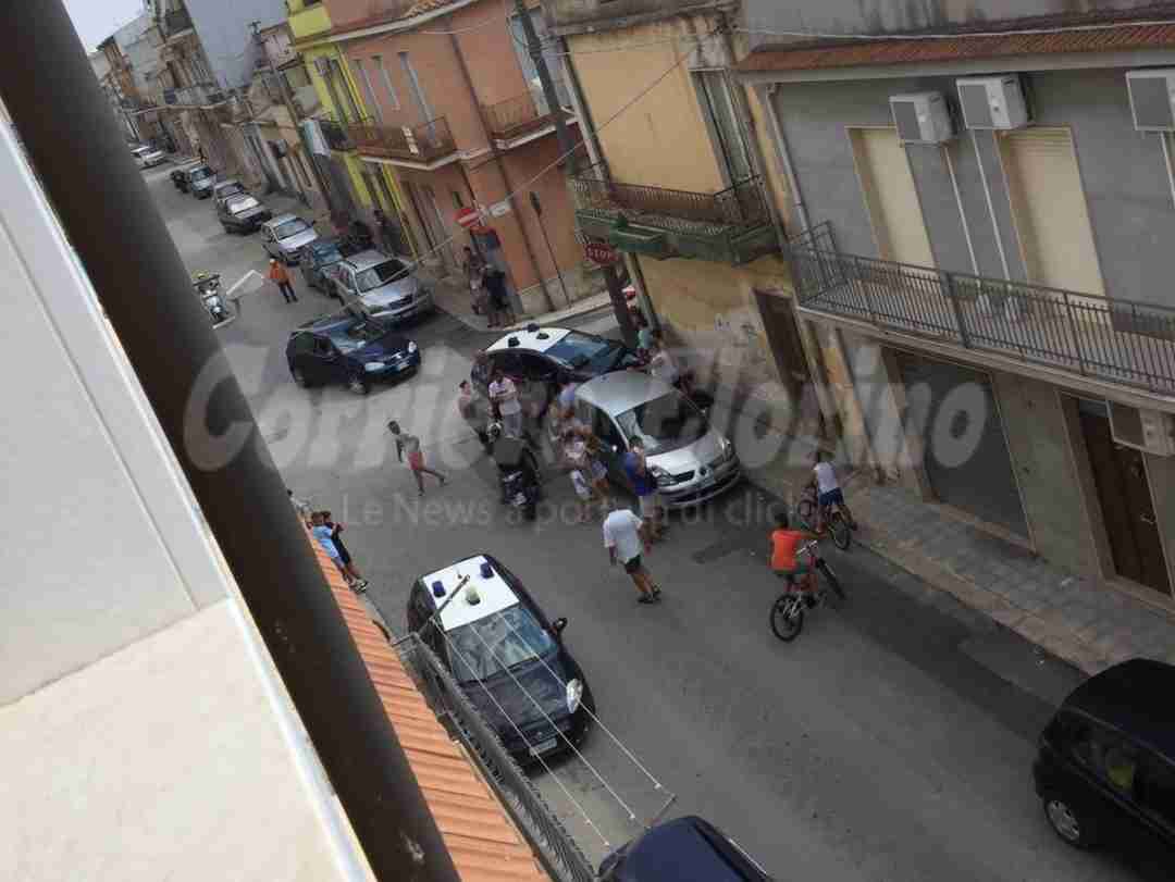 Carabinieri inseguono ladri in fuga, per evitare un pedone vanno a sbattere in un palo