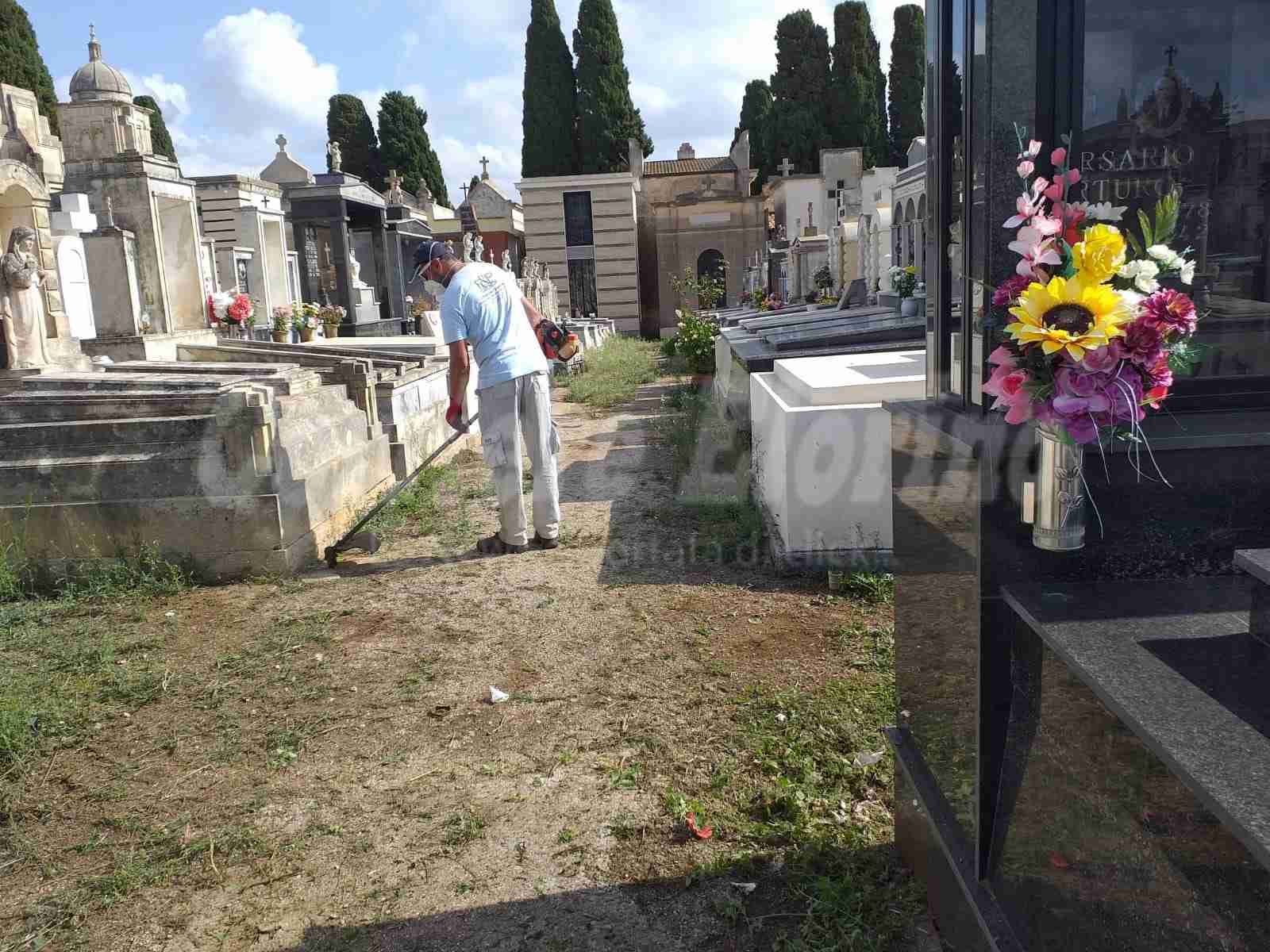 Partono i lavori di scerbatura al cimitero comunale