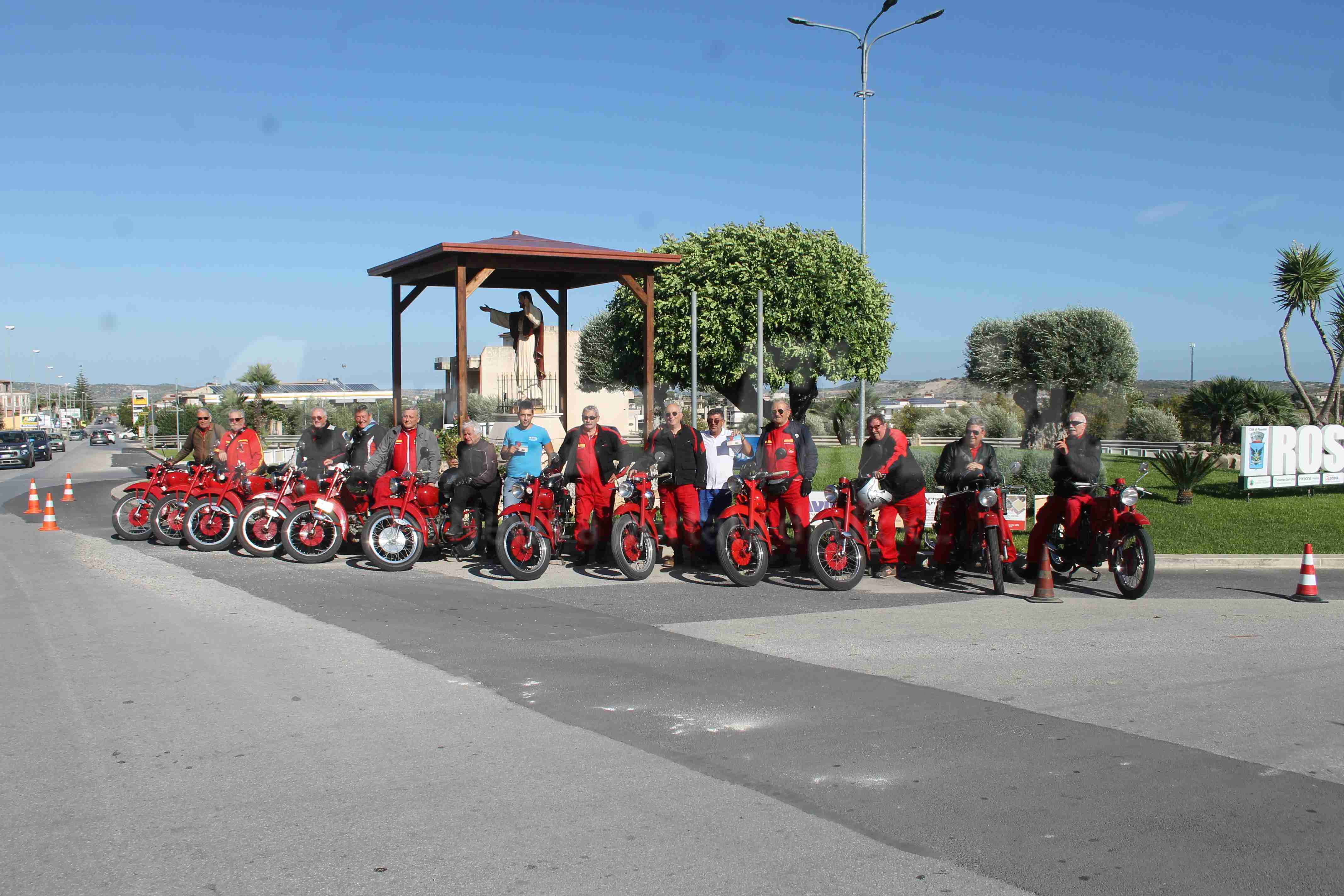 Il gruppo storico “Moto Guzzi” transita da Rosolini e fa i complimenti a “Città Verde”