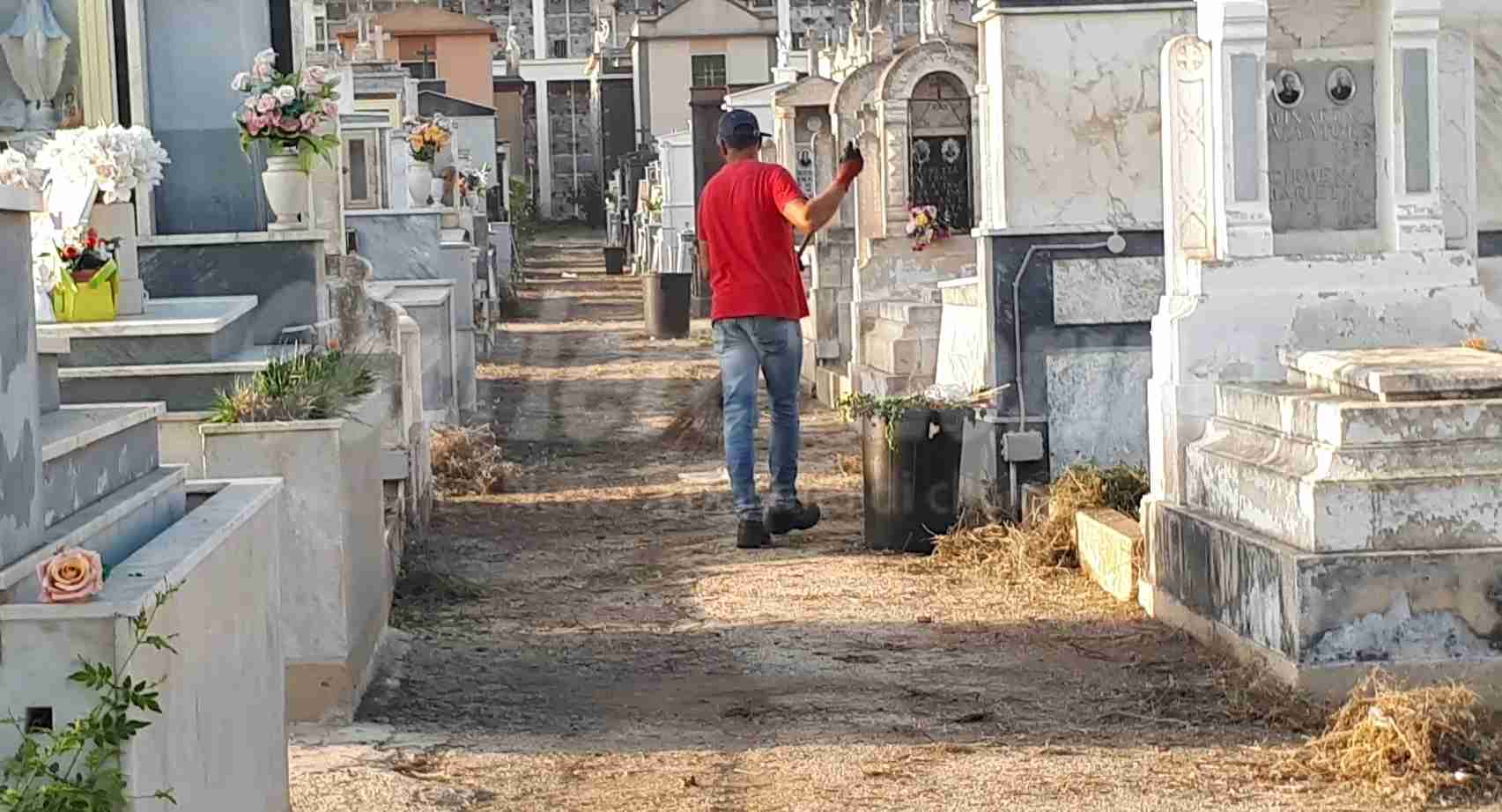 Città Verde: “Da domani puliremo tutto il cimitero a nostre spese”