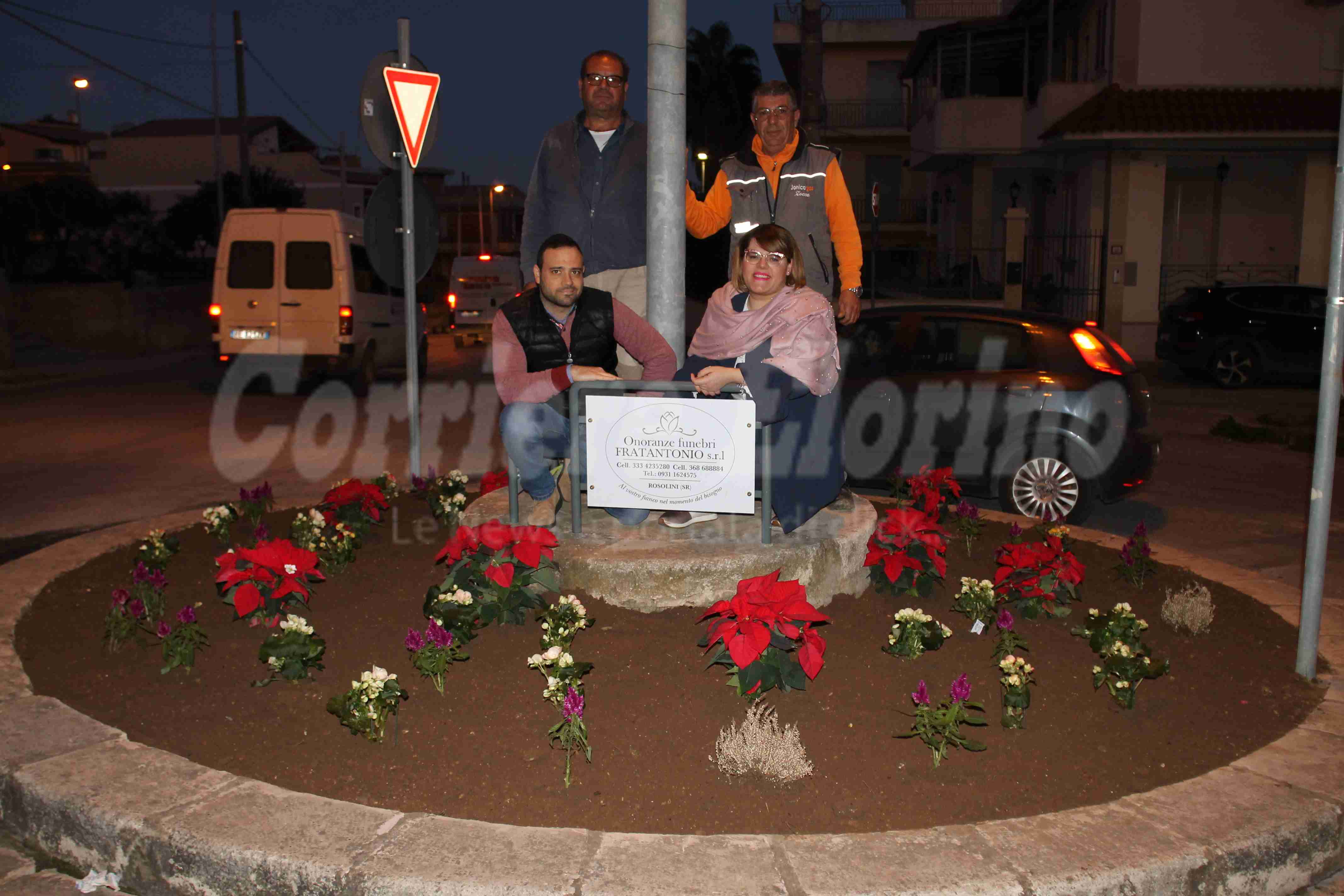 Fiori e stelle di Natale nella rotatoria adottata dalla ditta “Fratantonio”