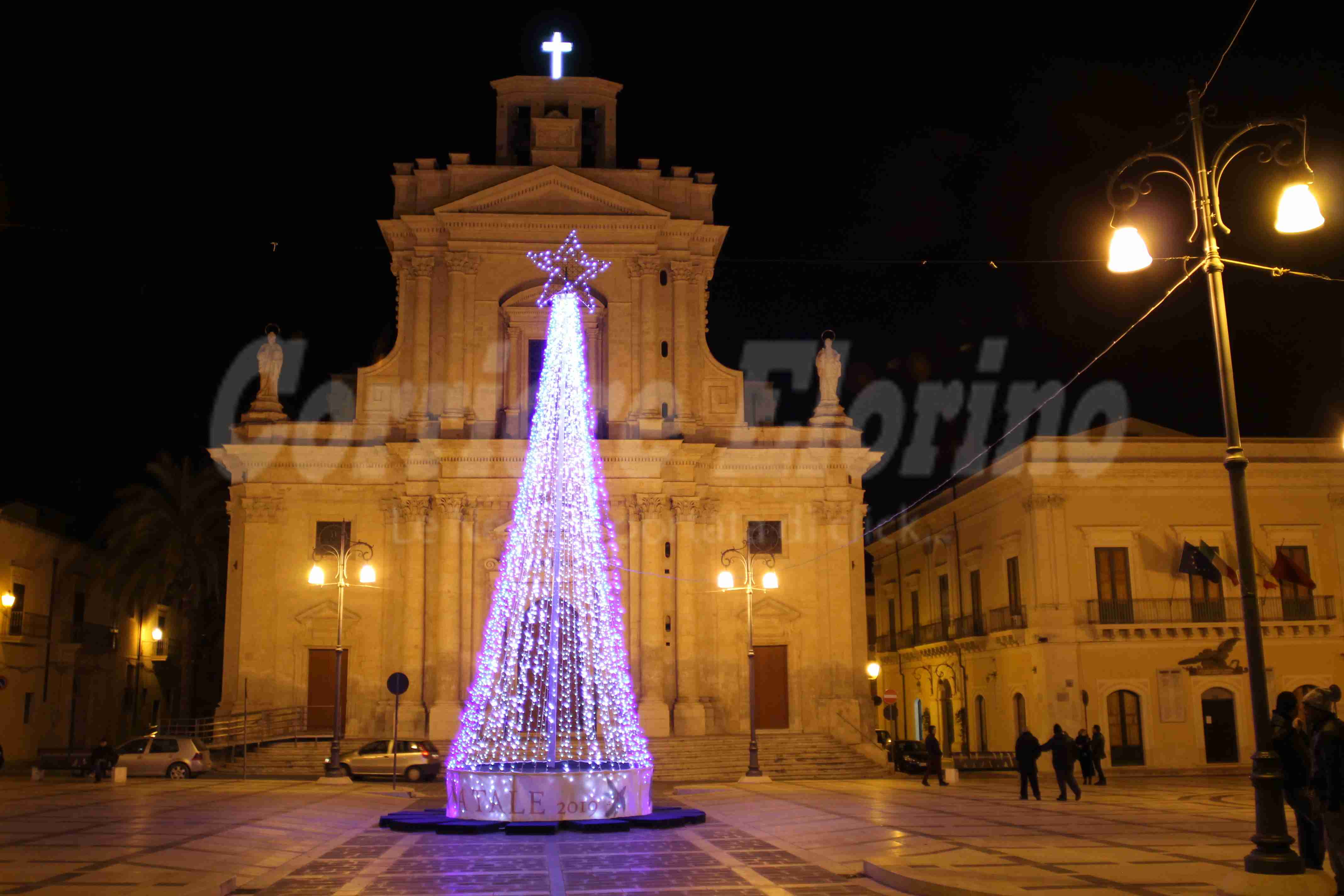 Ritorna l’albero di Natale di Piazza Garibaldi: ieri sera l’accensione