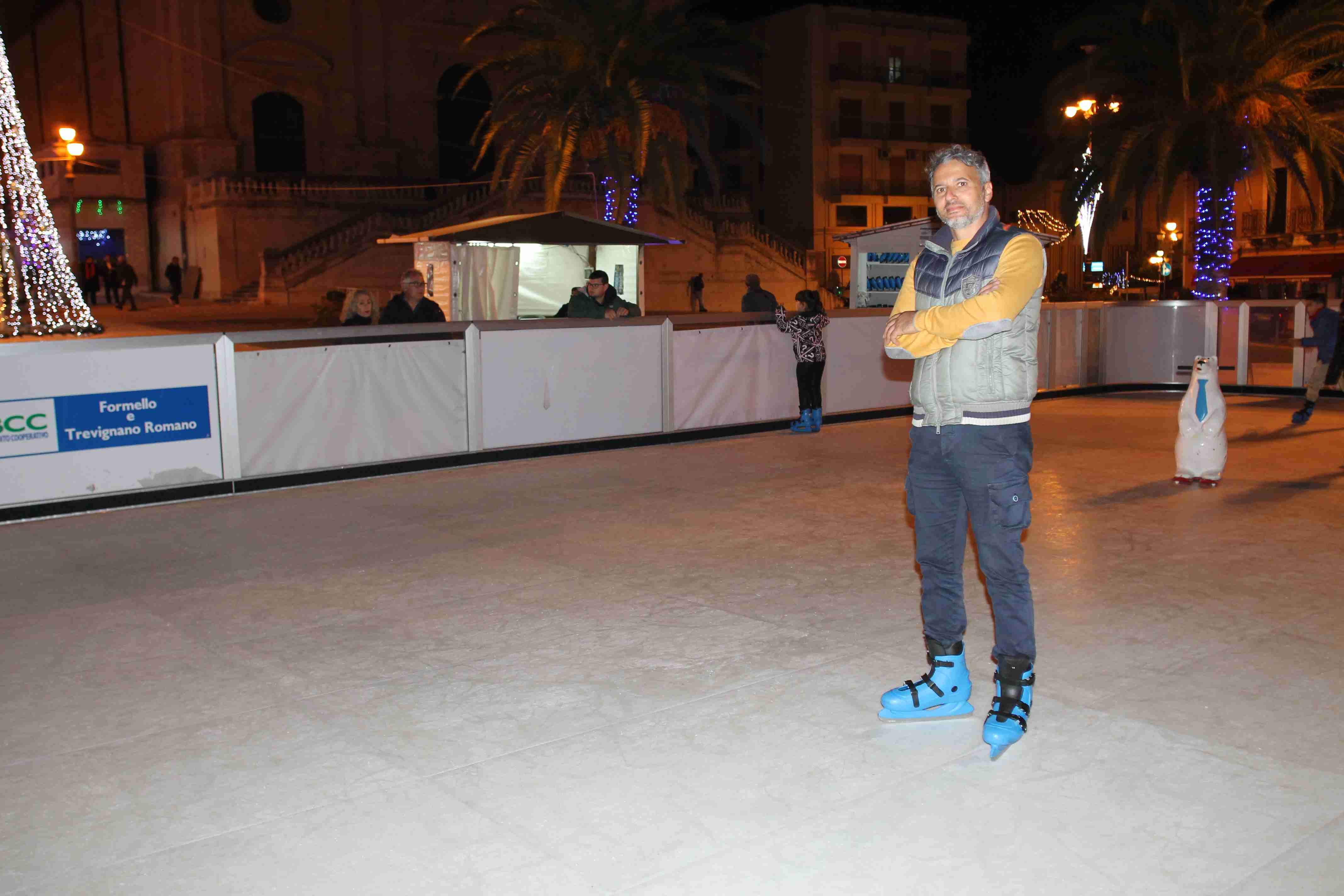 Ispica, la piazza diventa pista di pattinaggio con il ghiaccio eco sostenibile di Corrado Galazzo