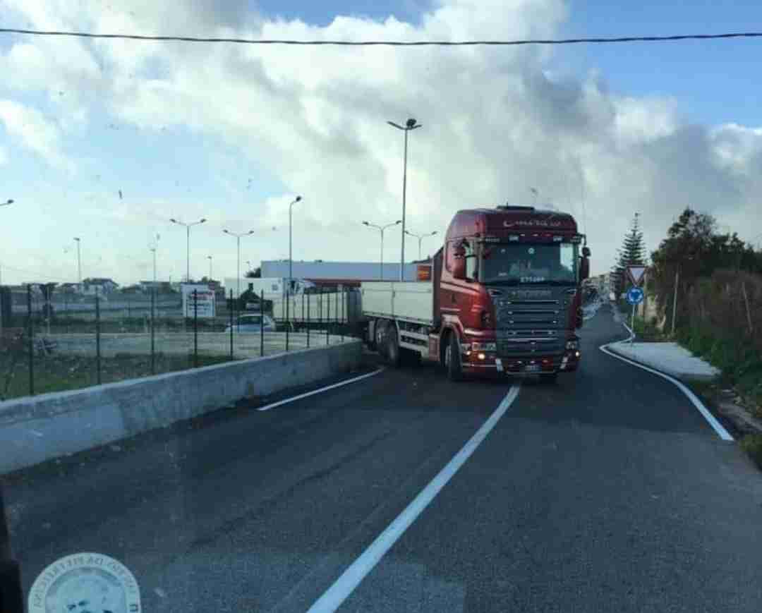 Disagi di manovra per gli autotreni nella nuova rotatorie di contrada Codalupo: “Invade la corsia opposta”