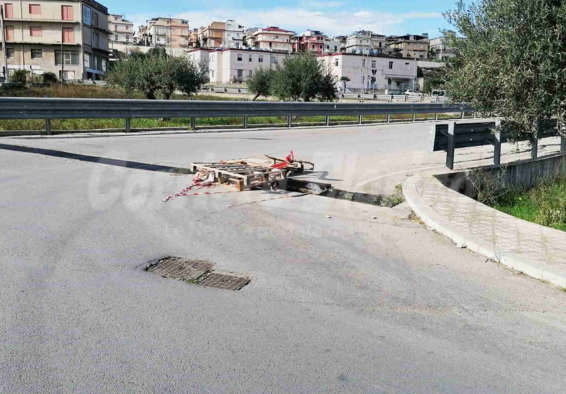 Da 20 giorni strada dissestata segnalata con pedane in legno: “Deve prima scapparci l’incidente?”