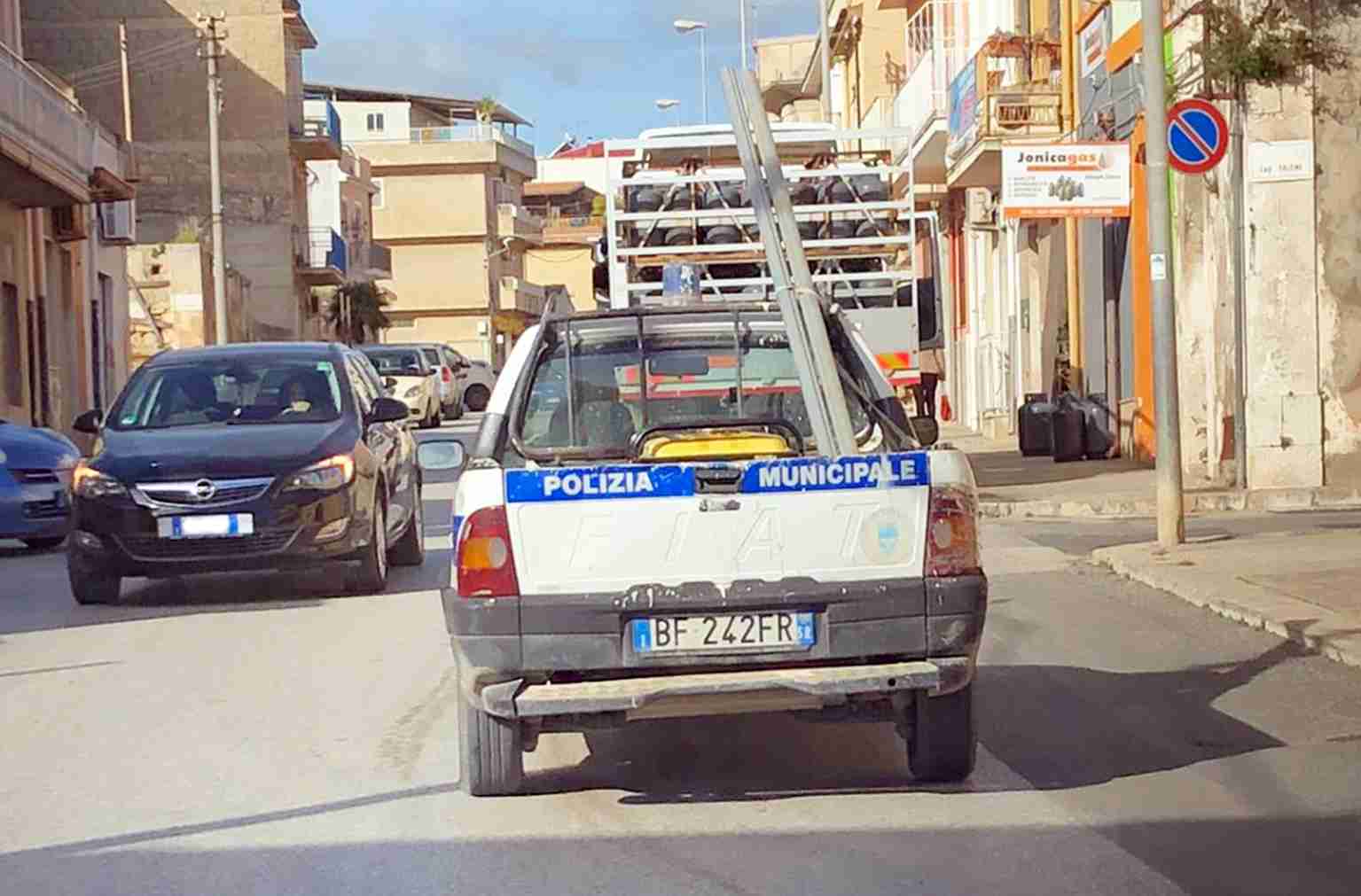 Auto del Comune per le strade di Rosolini ma con assicurazione scaduta, il vice comandante: “Ha la copertura”