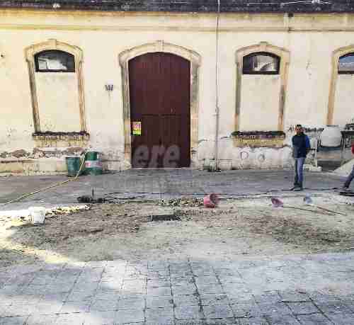 Cortile esterno plesso Bellini: iniziati i lavori per il ripristino della pavimentazione