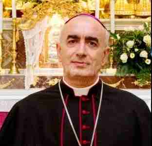 Coronavirus, il Vescovo di Noto Antonio Staglianó canta: “È tempo di santi e di eroi”